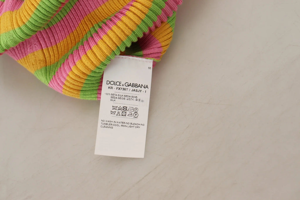 Un bonnet en maille côtelée aux rayures vives rose jaune et verte pour accompagner un débardeur en soie multicolore dolce gabbana