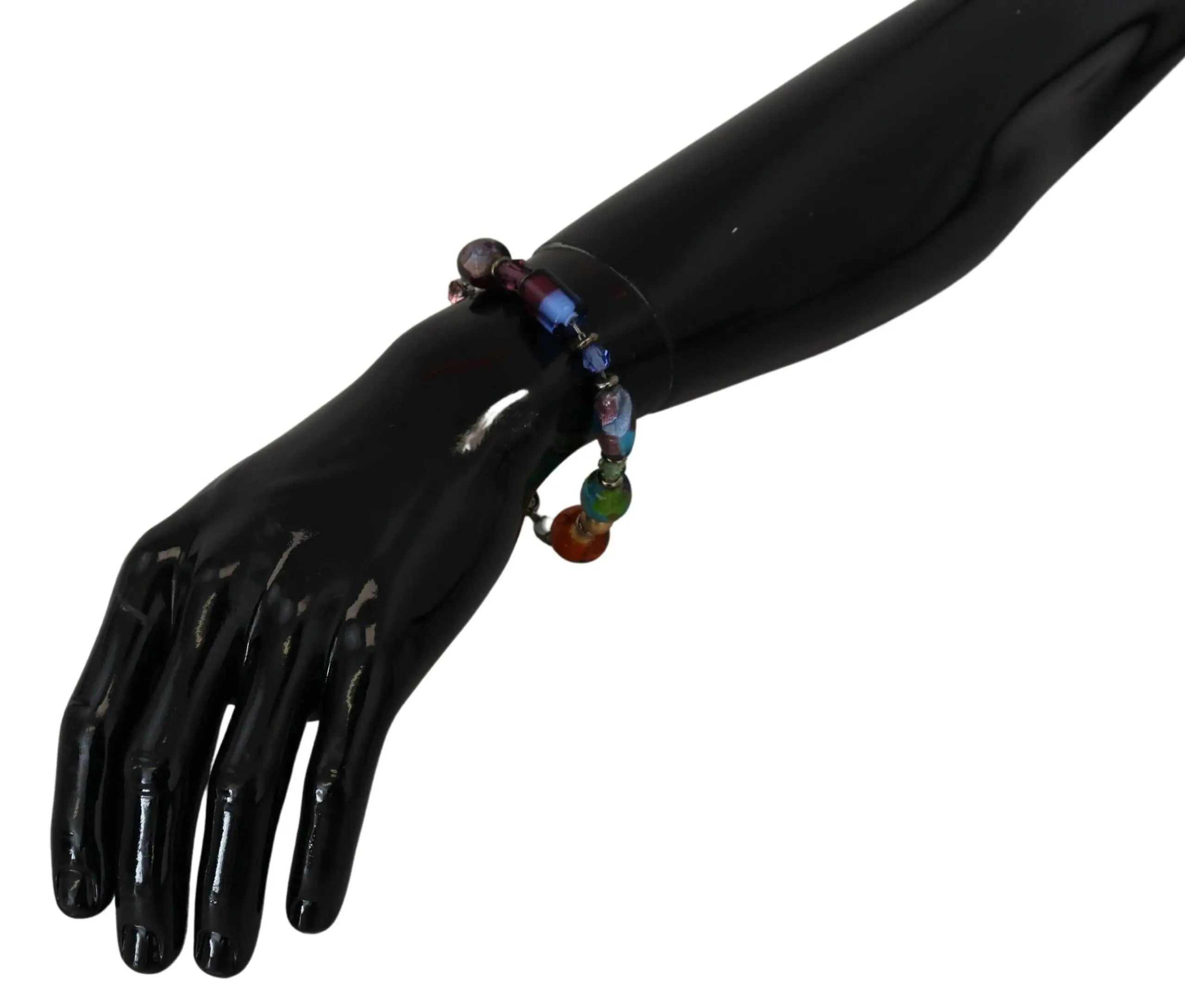 Bracelet dolce & gabbana multicolore en chaîne argentée et perles en laiton avec fermoir homard porté sur main mannequin noire