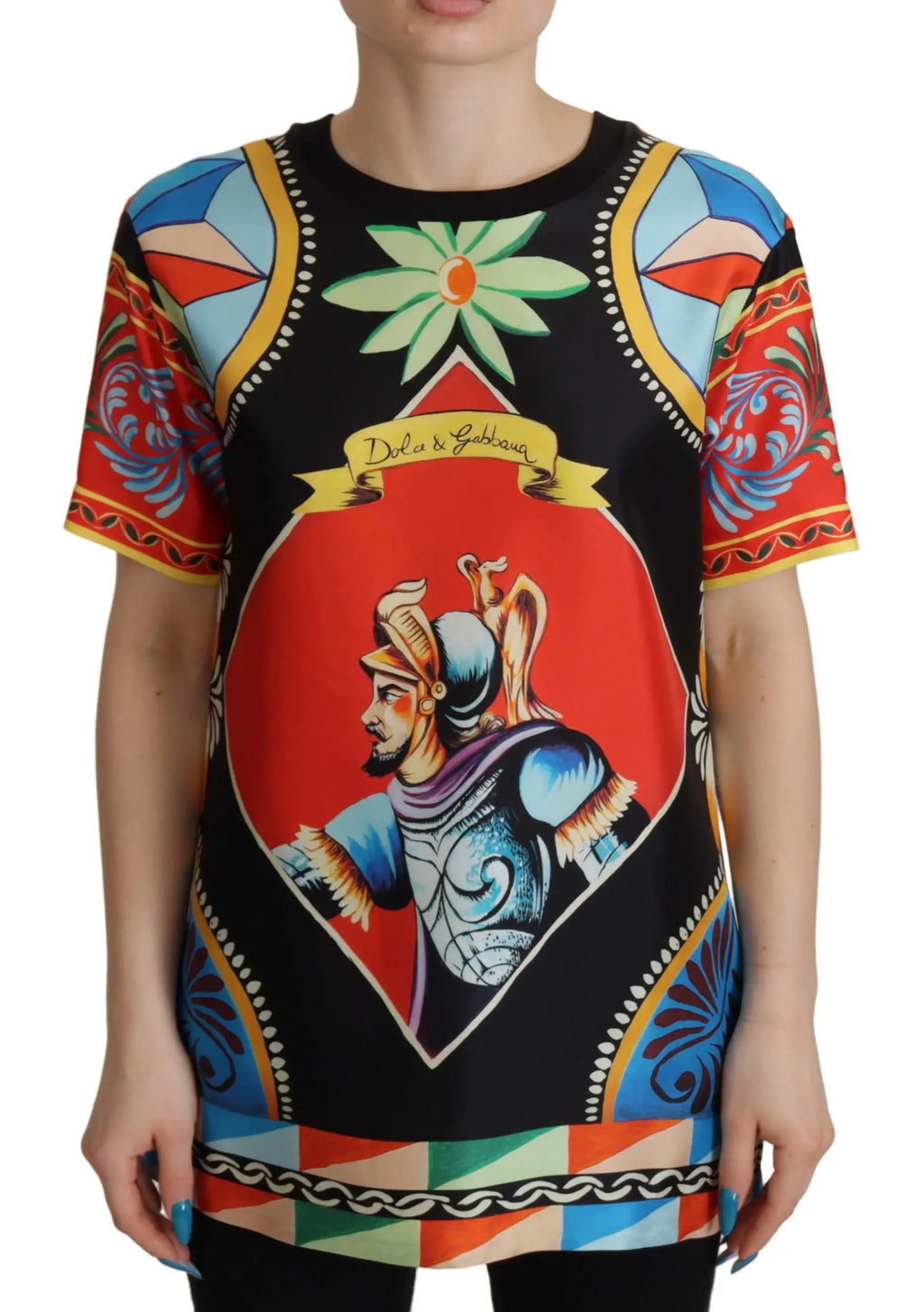 T-shirt dolce & gabbana noir en soie avec un graphique coloré de chevalier sur un bouclier rouge et motifs géométriques