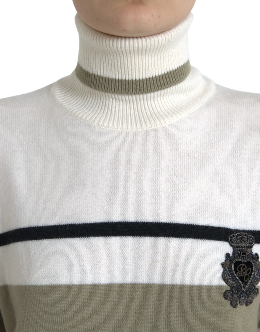 Pull en laine dolce & gabbana à col roulé rayé blanc et vert olive avec bande noire et écusson brodé