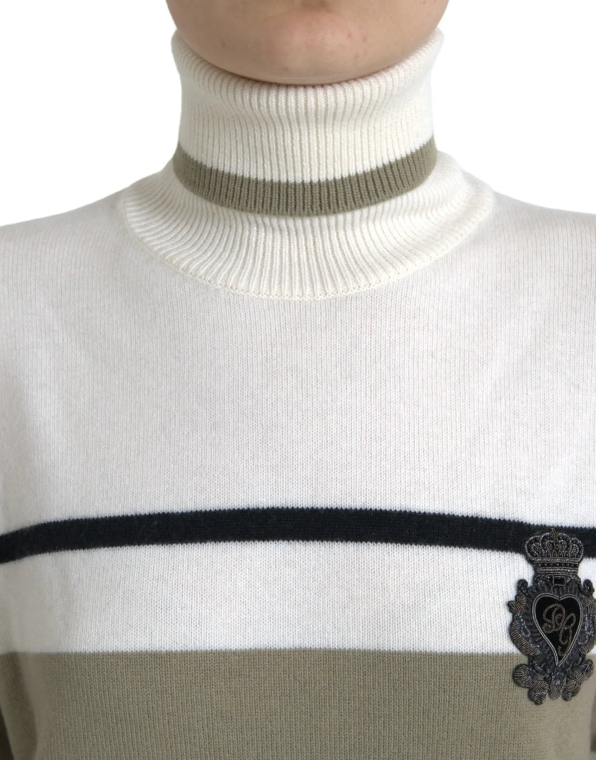 Pull en laine dolce & gabbana à col roulé rayé blanc et vert olive avec bande noire et écusson brodé