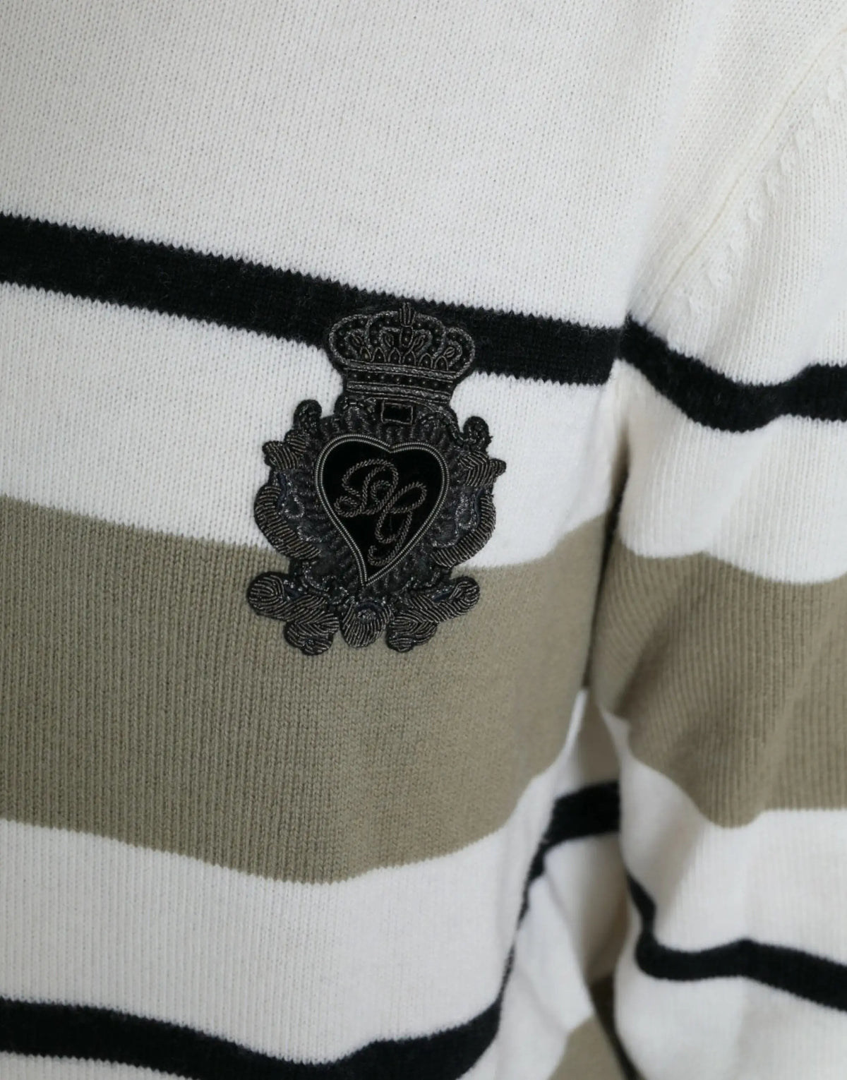 Patch de blason brodé noir avec couronne et monogramme sur pull à rayures multicolores en laine dolce & gabbana