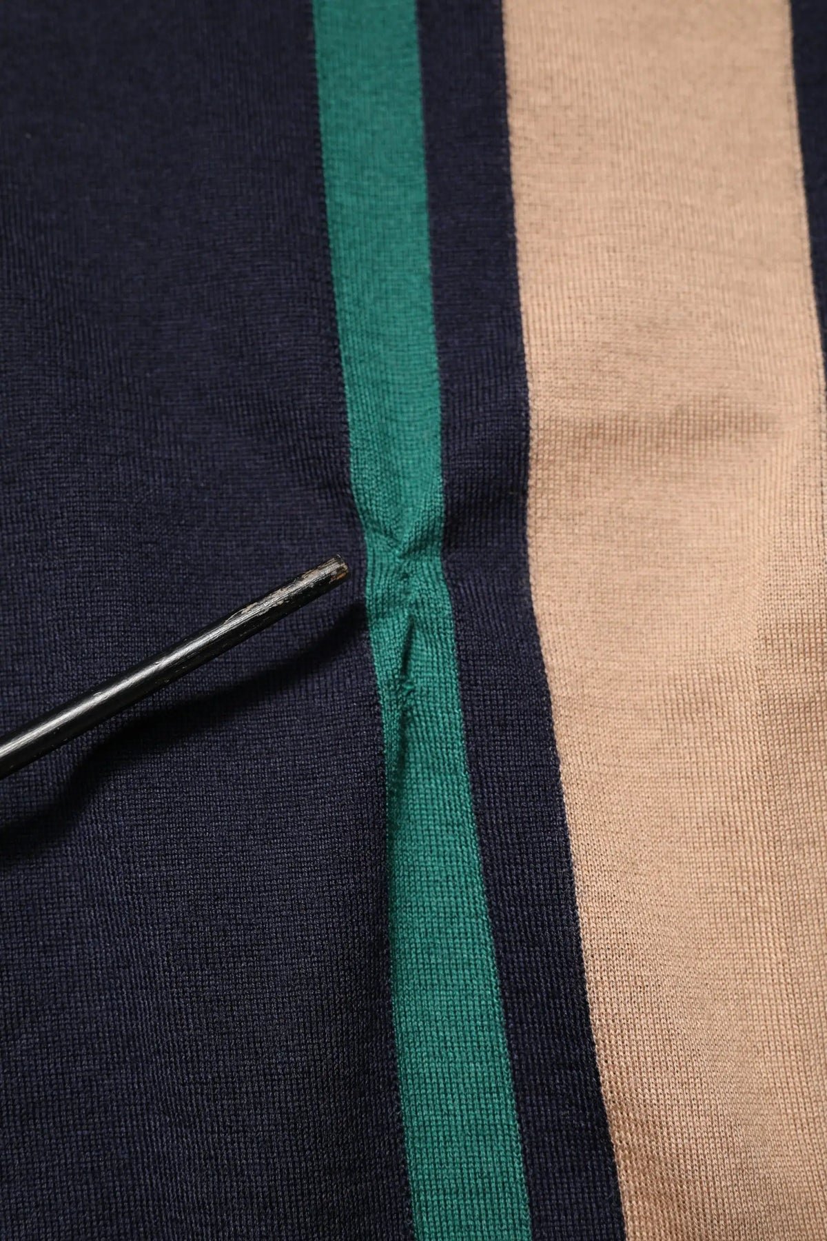 Pull en maille dolce & gabbana à rayures multicolores bleu marine beige avec une large bande verte centrale verticale