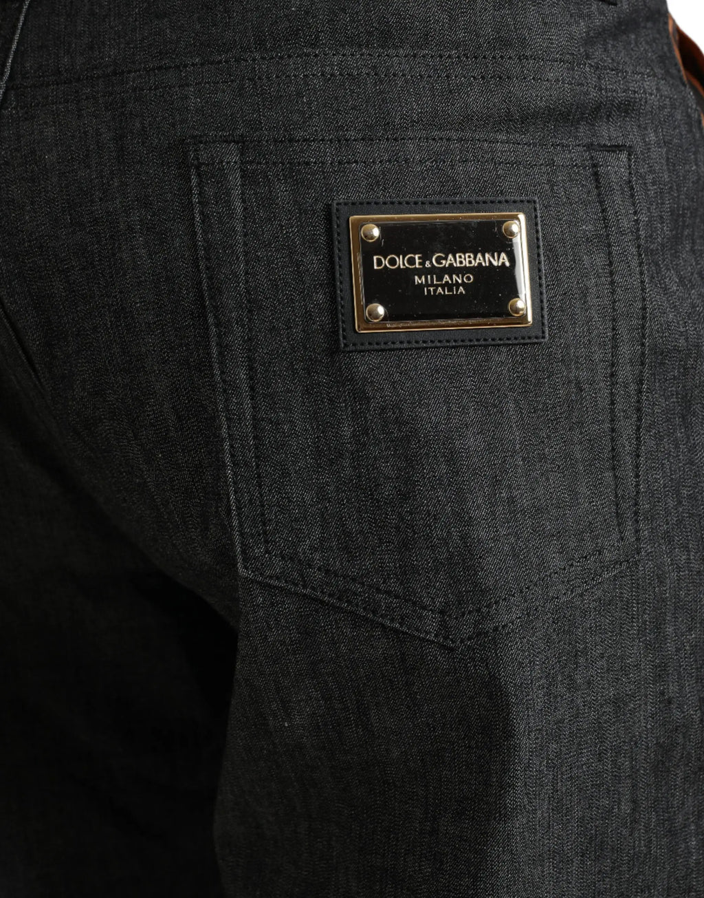 Jean en denim gris foncé loose dolce gabbana avec plaque métallique dorée gravée dolce gabbana milano italia