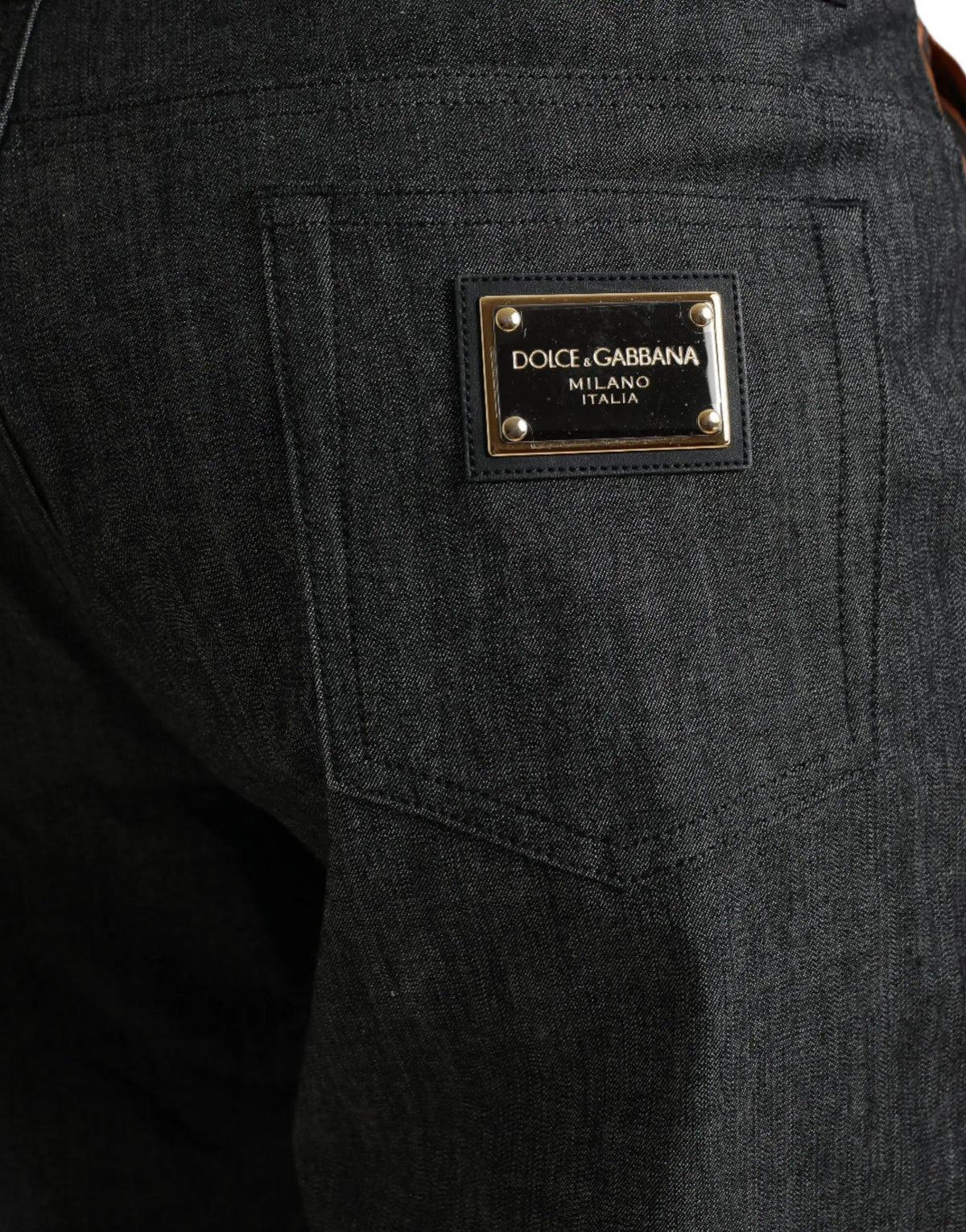 Jean en denim gris foncé loose dolce gabbana avec plaque métallique dorée gravée dolce gabbana milano italia