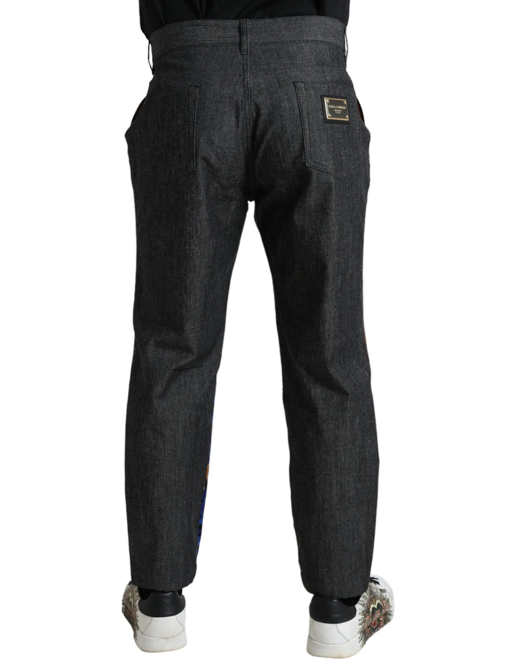 Pantalon en denim gris foncé dolce gabbana avec coupe droite classique et patch doré à l’arrière droit