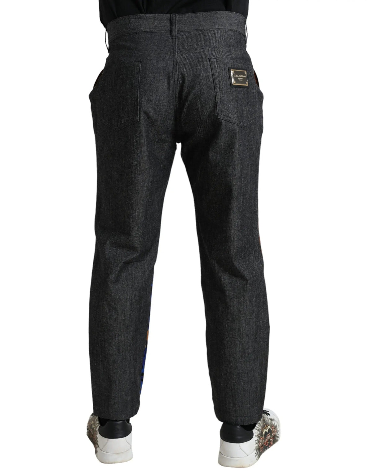 Pantalon en denim gris foncé dolce gabbana avec coupe droite classique et patch doré à l’arrière droit