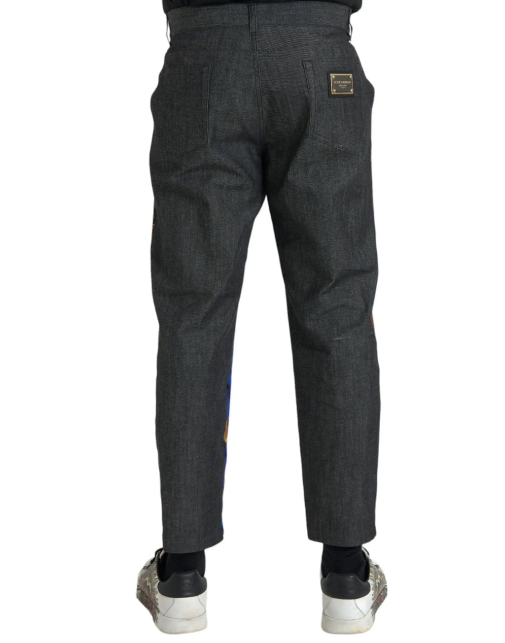 Pantalon dolce & gabbana multicolore tigre léopard en coton à coupe ample effilée vu de dos avec tissu denim gris foncé texturé et patch doré