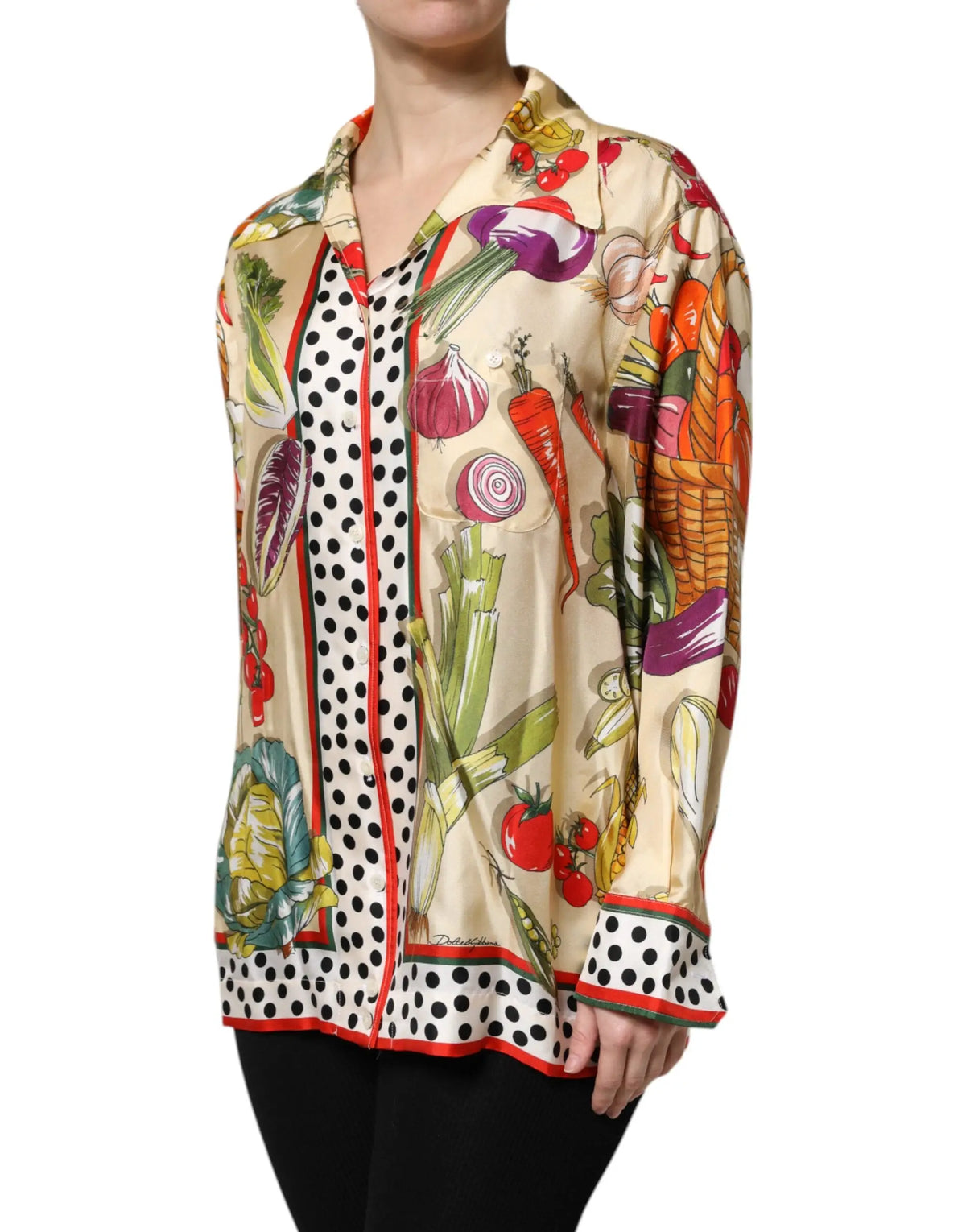 Blouse en soie beige dolce & gabbana à manches longues avec imprimé légumes multicolore et bordure à pois noirs