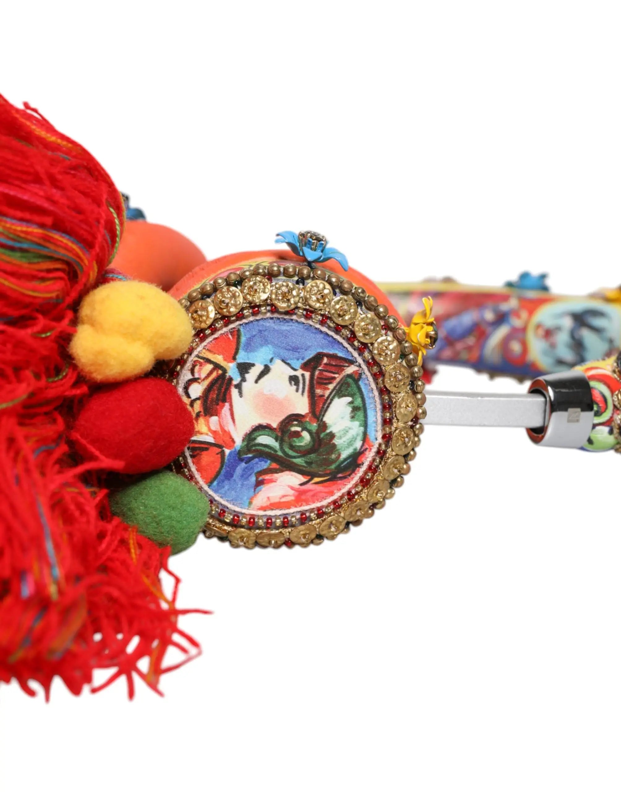 Dolce & gabbana casque multicolore avec cadre doré à perles, tête-bande rouge vif à pompons colorés et imprimé artistique