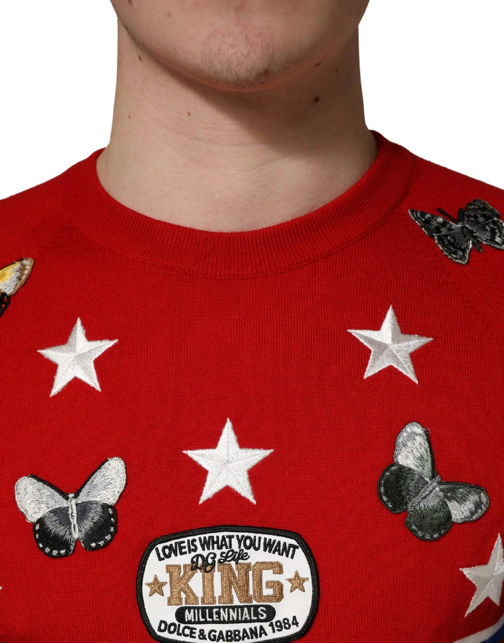 Sweatshirt dolce & gabbana rouge en laine avec étoiles blanches brodées papillons noirs et argent patch central love is what you want king millennials 1984