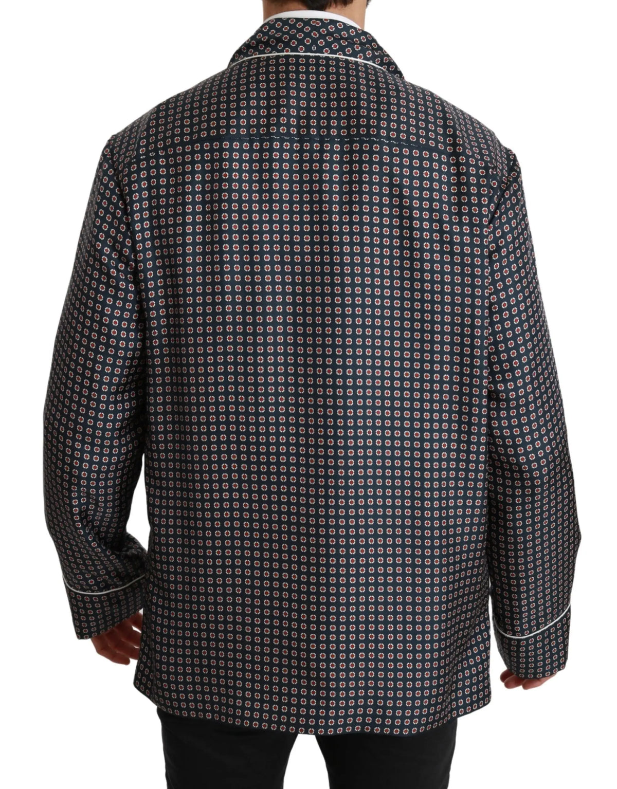 Chemise de pyjama noire à motif géométrique blanc et rose avec piping blanc, associée à un manteau bleu marine Dolce & Gabbana