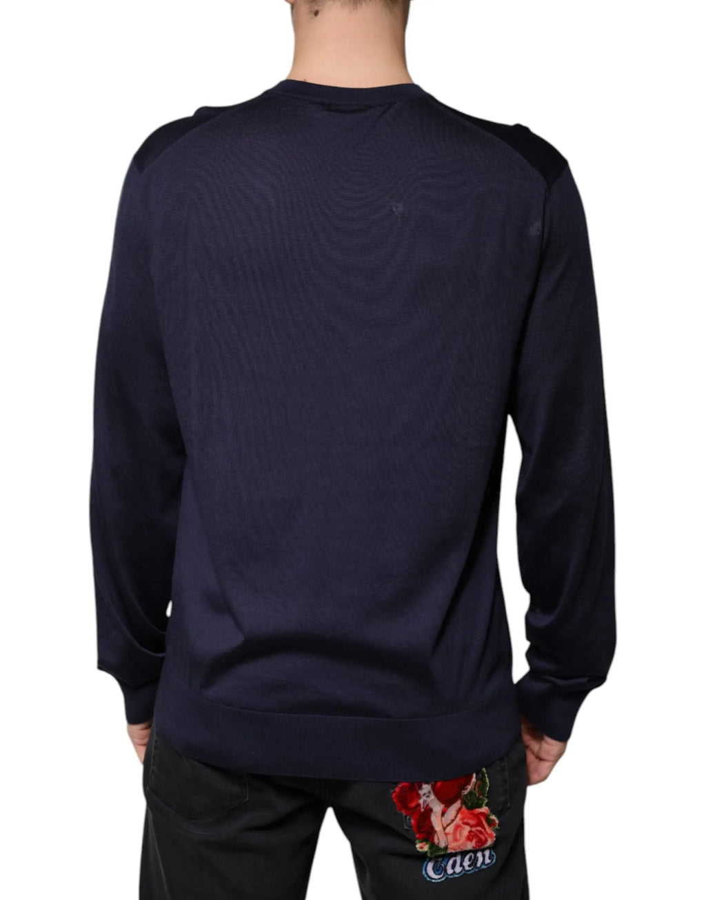 Dolce & gabbana pull en soie bleu marine vu de dos avec manches longues, panneaux noirs et patch rose rouge brodé