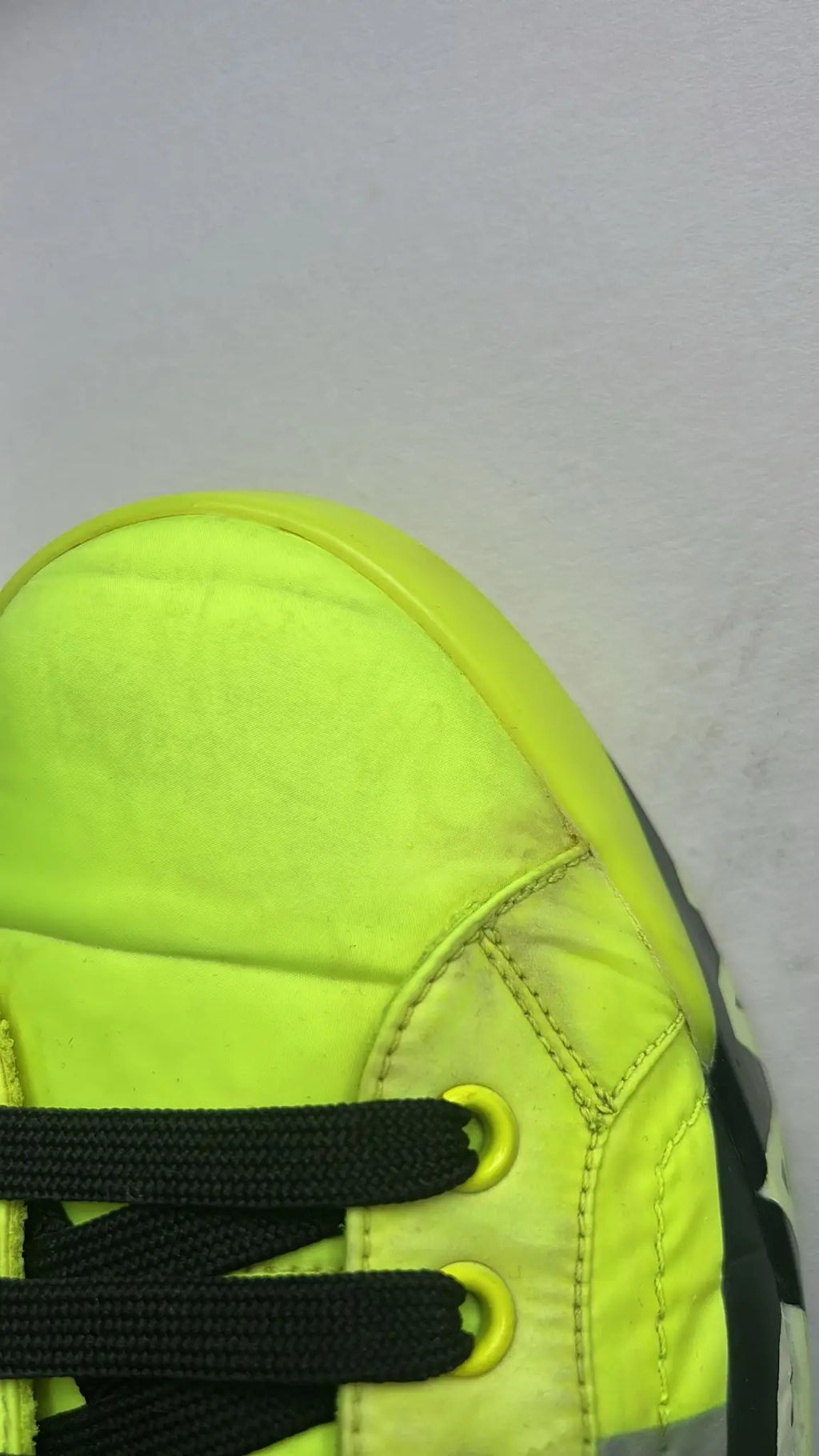 Sneakers basses dolce gabbana en néon jaune vif avec lacets noirs et œillets assortis pour un style urbain