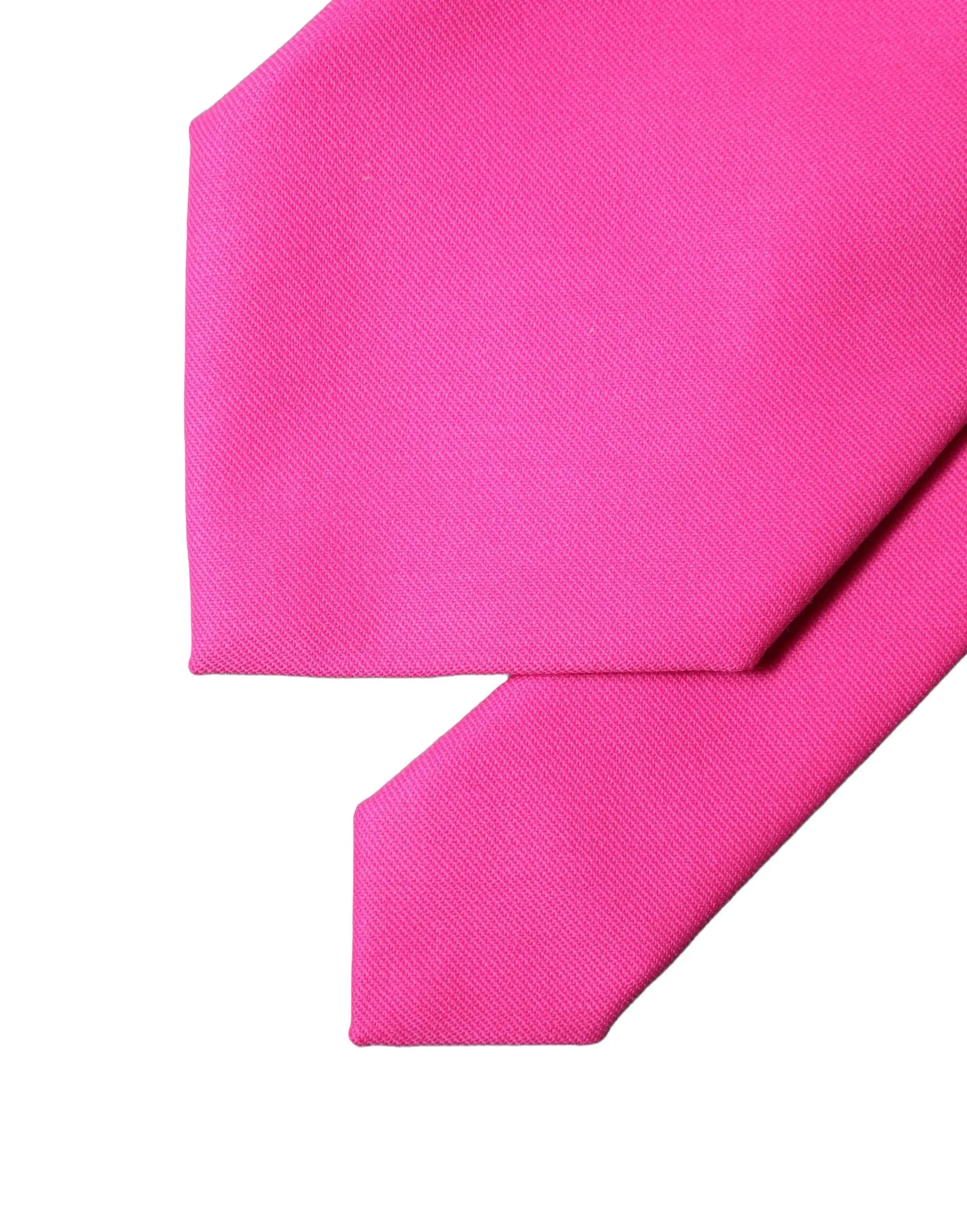 Une cravate femme dolce & gabbana en soie satinée fuchsia vif avec un tissage lisse et subtilement texturé