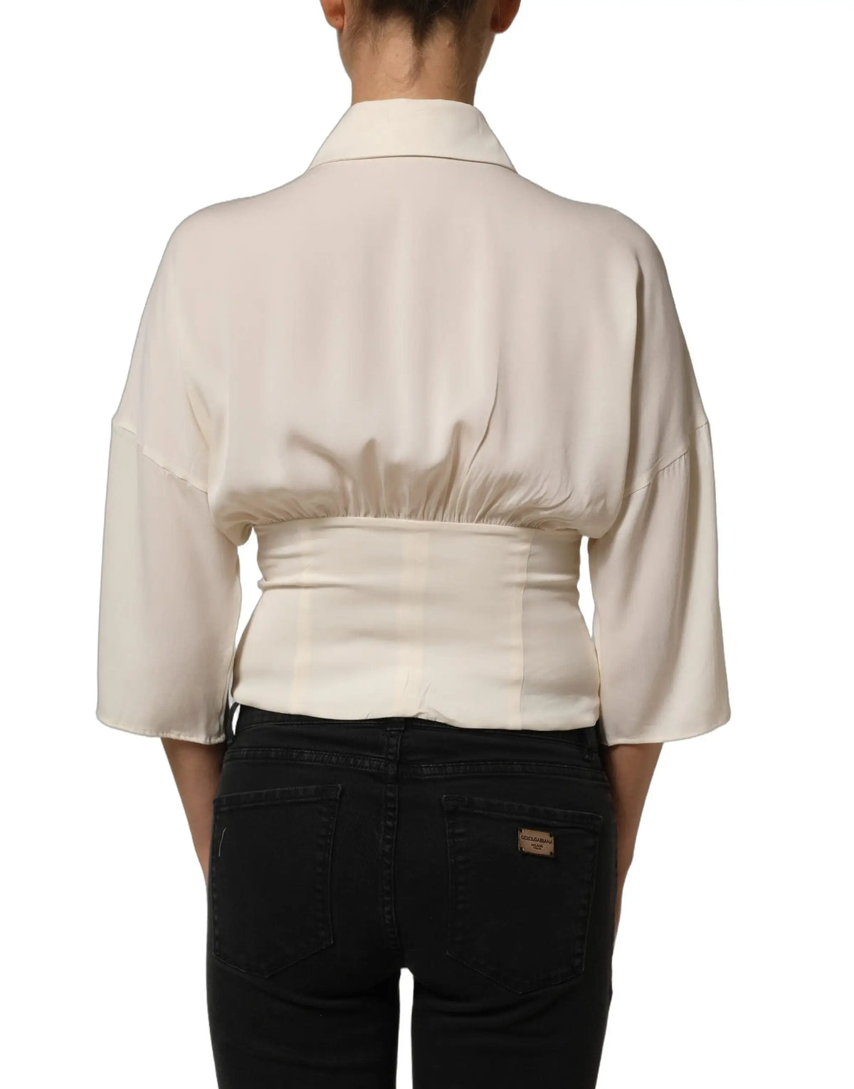 Blouse crème en satin dolce & gabbana avec taille cintrée et manches trois quarts ascot collar