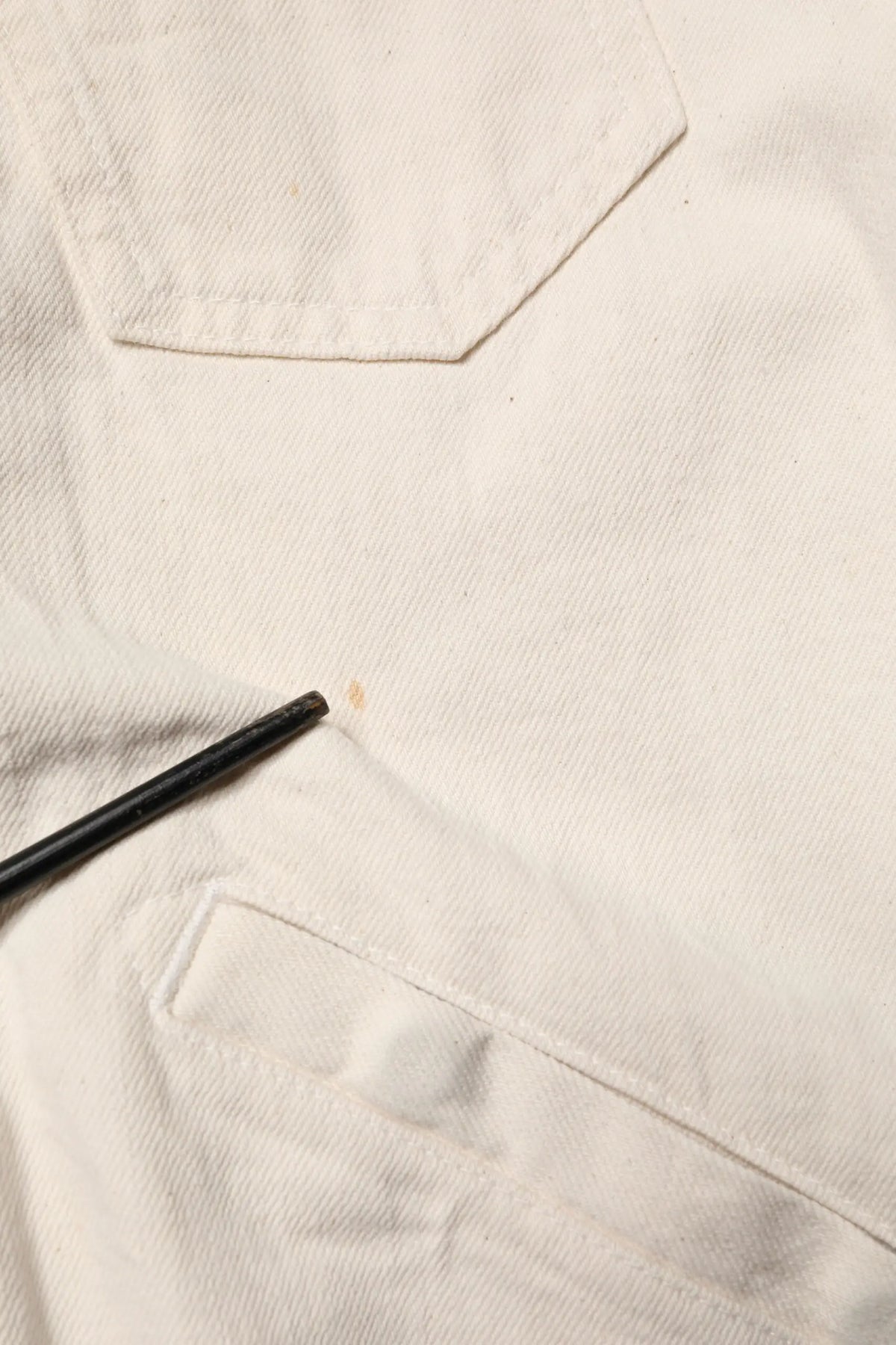Veste blouson pour homme dolce & gabbana en denim coton blanc cassé avec fermeture zippée et tache brune près de la poche avant