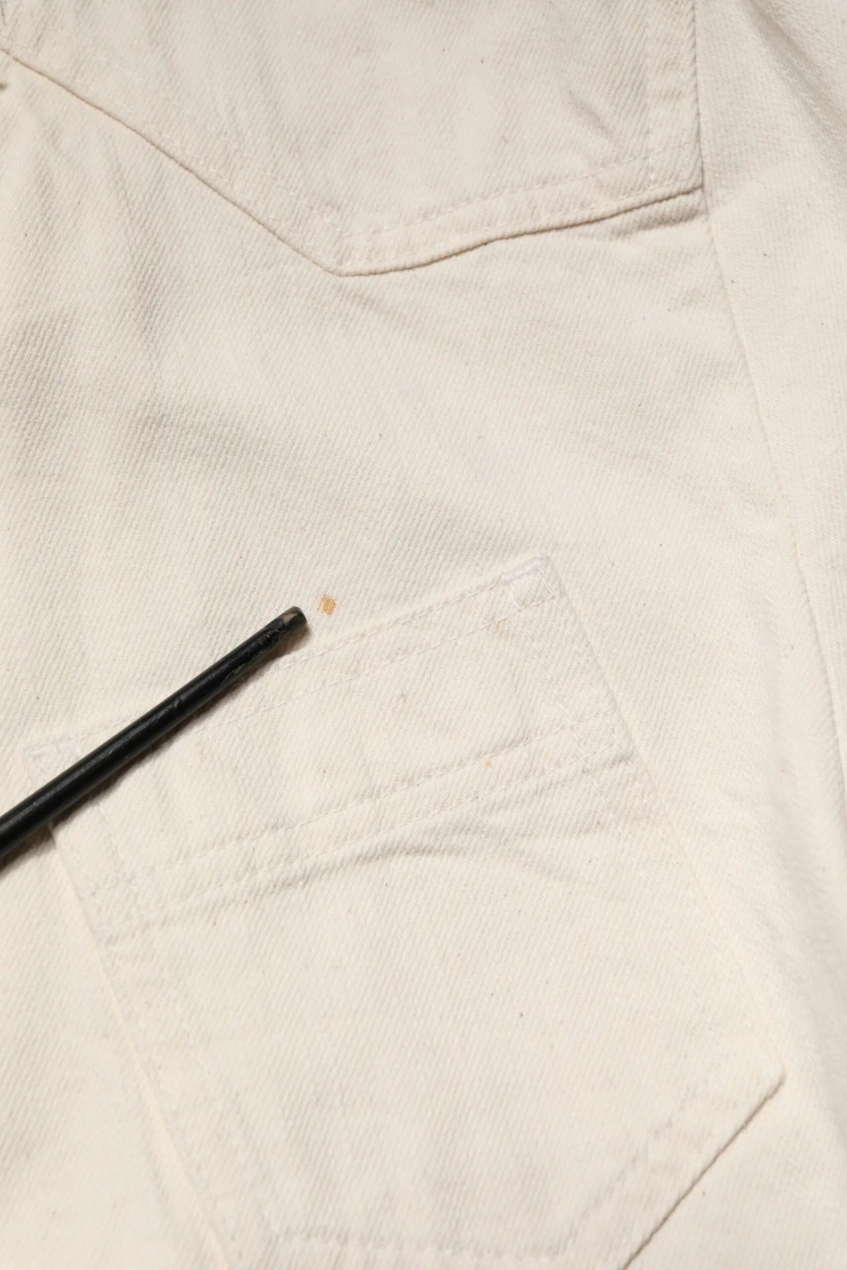 Veste en denim blanche dolce & gabbana en coton avec fermeture éclair et stylo noir près d’une poche