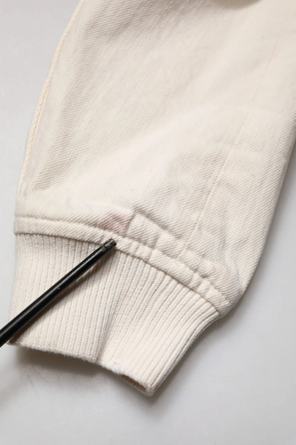 Manchette en maille côtelée couleur crème avec couture matelassée subtile sur veste blouson homme dolce & gabbana en denim coton off white à fermeture éclair intégrale