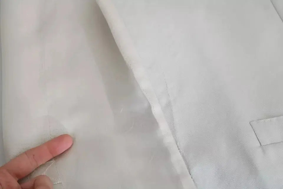Tissu en coton blanc avec texture subtile et couture soignée sur le gilet formel dolce & gabbana en coton soie off-white