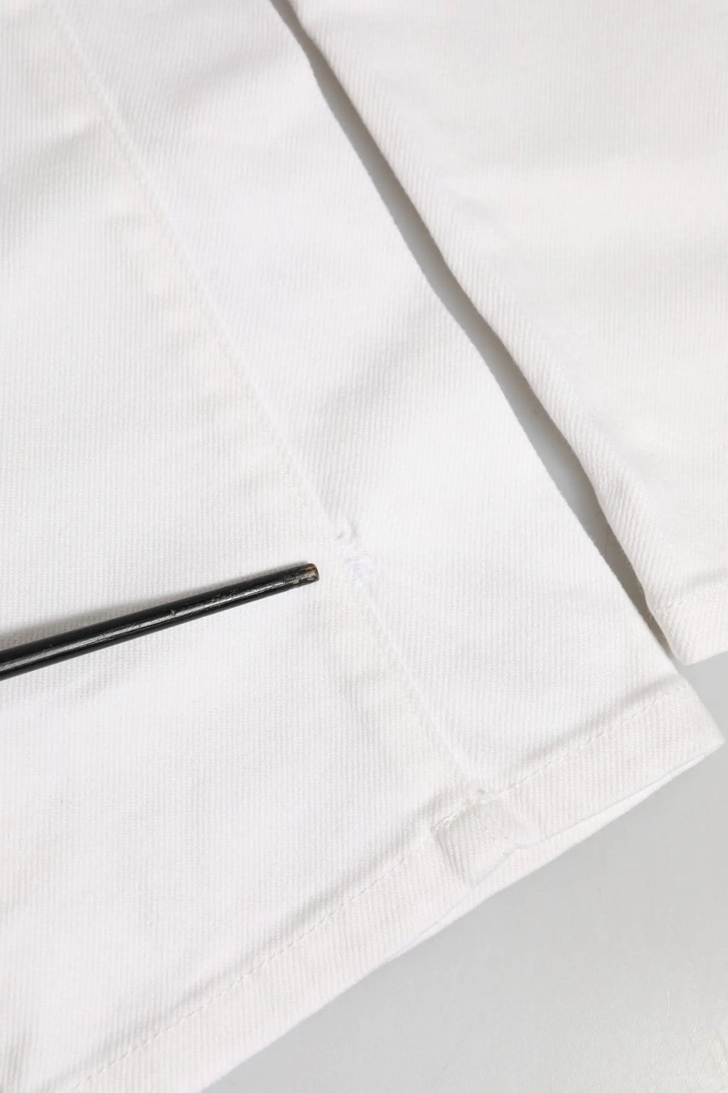 Tissu en denim blanc avec couture visible et aiguille noire en métal pour jean slim stretch en coton dolce gabbana