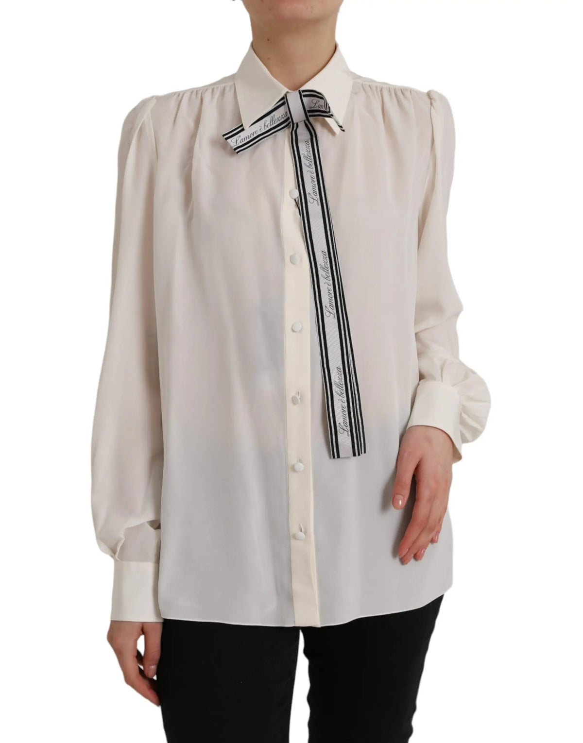 Blouse dolce gabbana écrue à manches longues avec ruban rayé noir et blanc noué au col et boutons sur le devant