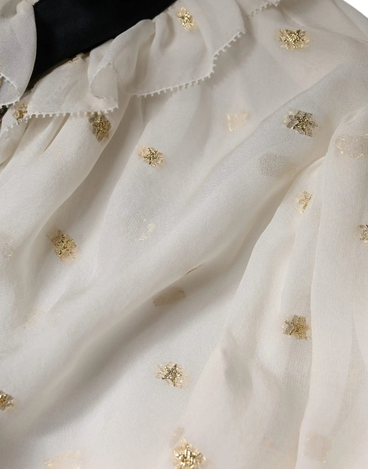 Blouse blanche délicate dolce & gabbana en mélange de soie avec col ascot volanté et broderie étoiles dorées