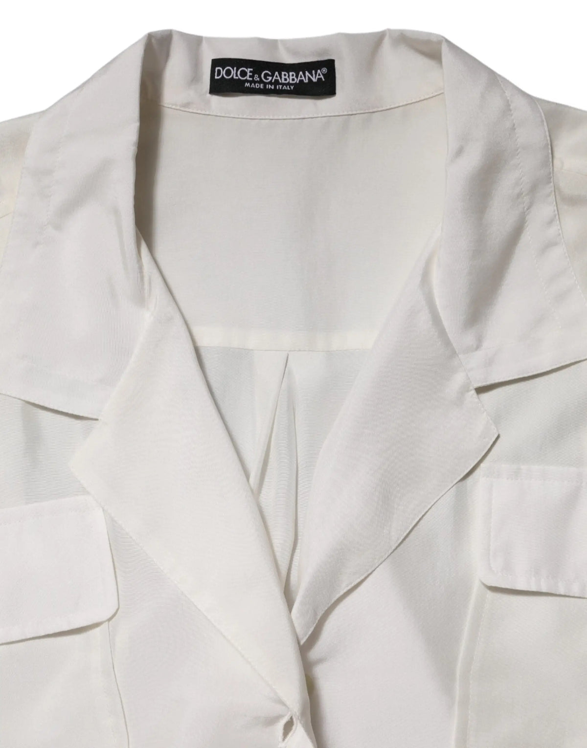 Blazer blanc dolce & gabbana en tissu soyeux avec coupe ajustée et design épuré porté avec polo en soie off white