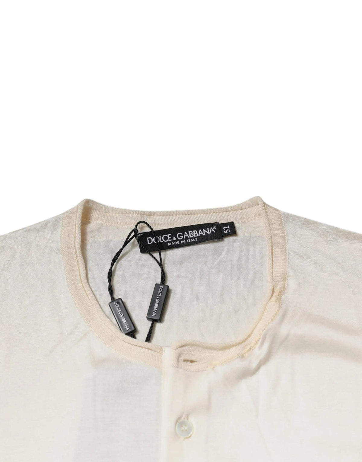 Chemise boutonnée dolce & gabbana couleur crème en soie avec design simple et étiquettes noires de la marque