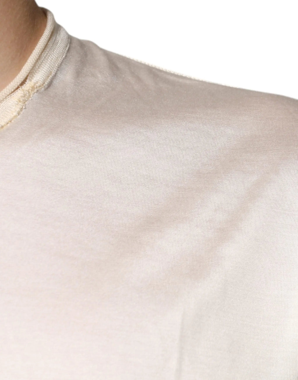 Blouse dolce & gabbana en satin soyeux blanc cassé avec col côtelé délicat et manches courtes style henley
