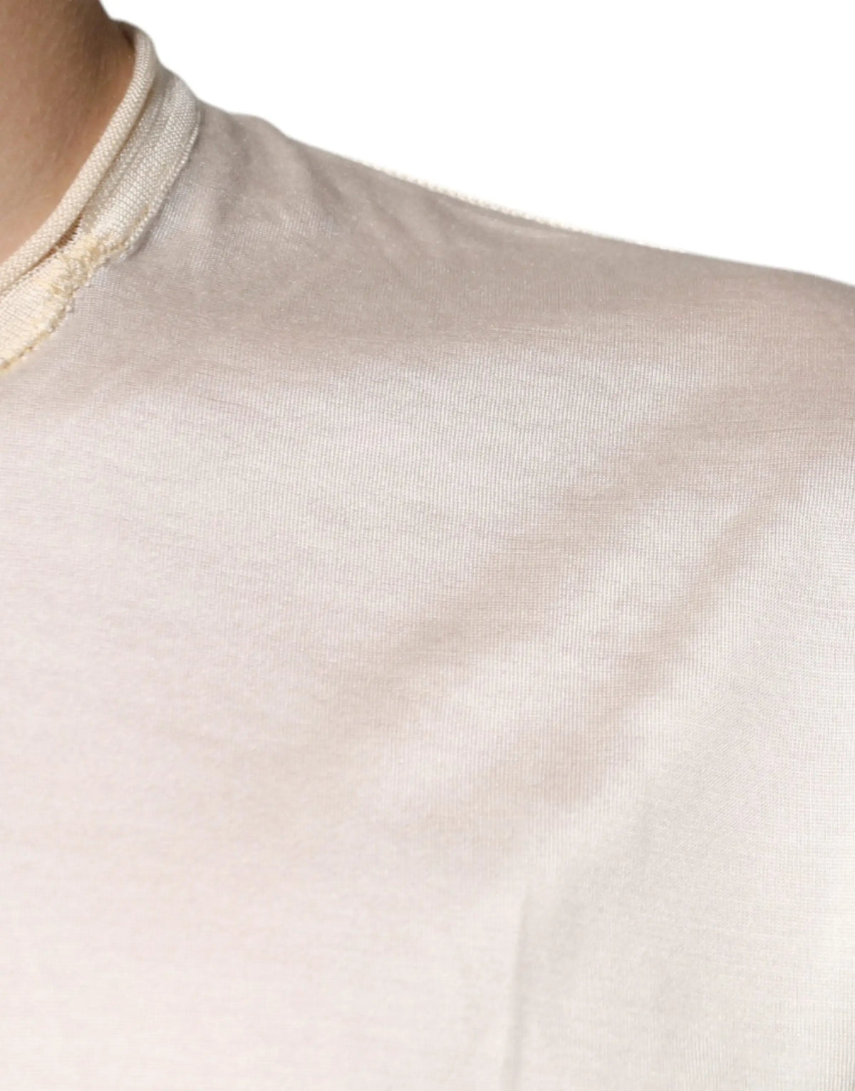 Blouse dolce & gabbana en satin soyeux blanc cassé avec col côtelé délicat et manches courtes style henley