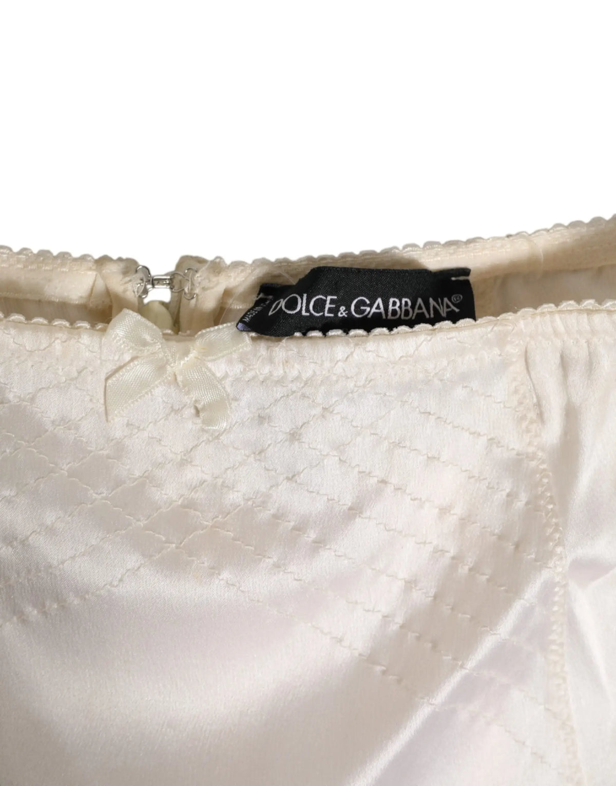 Jupe en satin matelassé crème avec nœud délicat à la taille et étiquette brodée dolce & gabbana