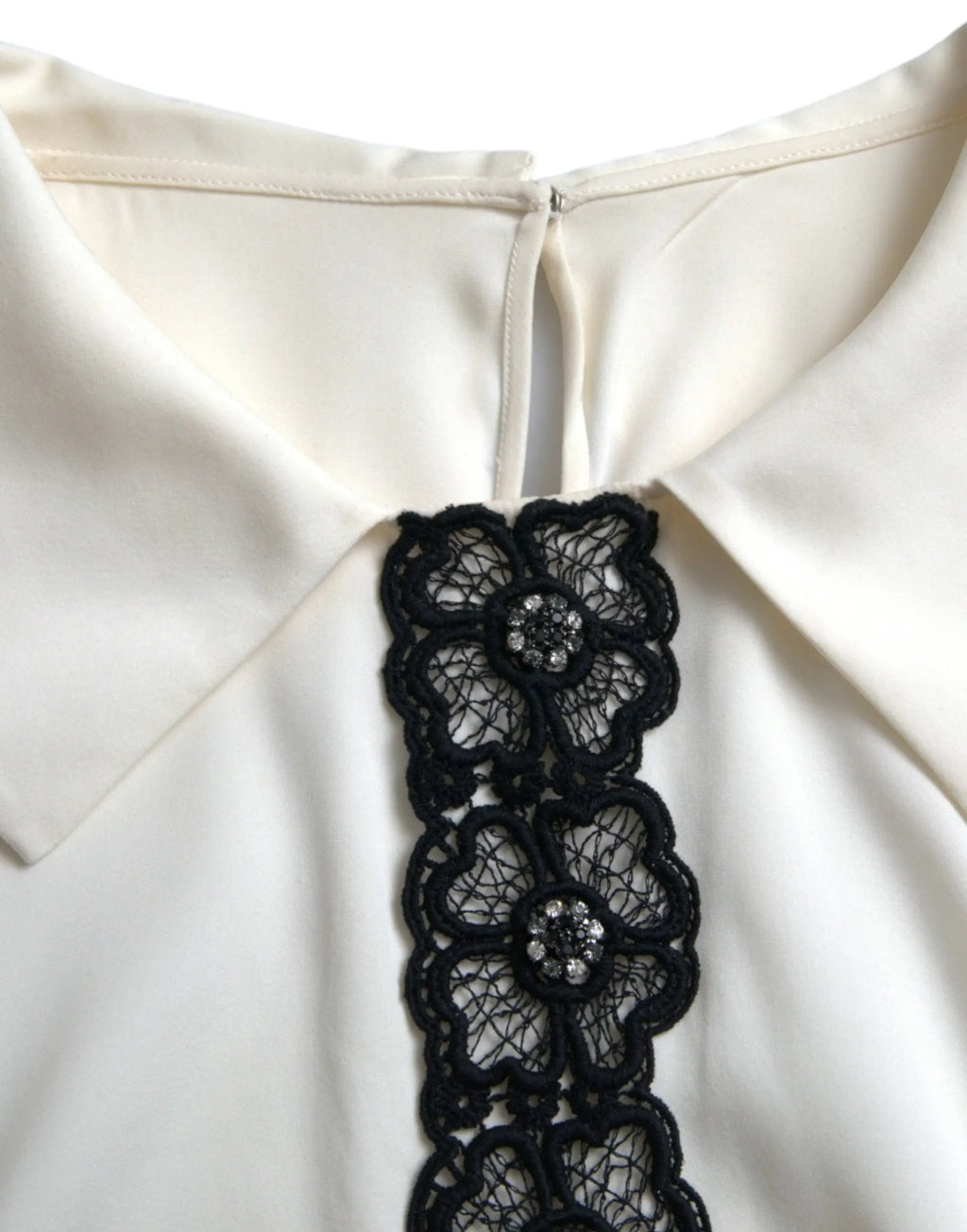 Blouse blanche dolce et gabbana en soie avec panneau en dentelle noire brodée de fleurs et cristaux sur le devant