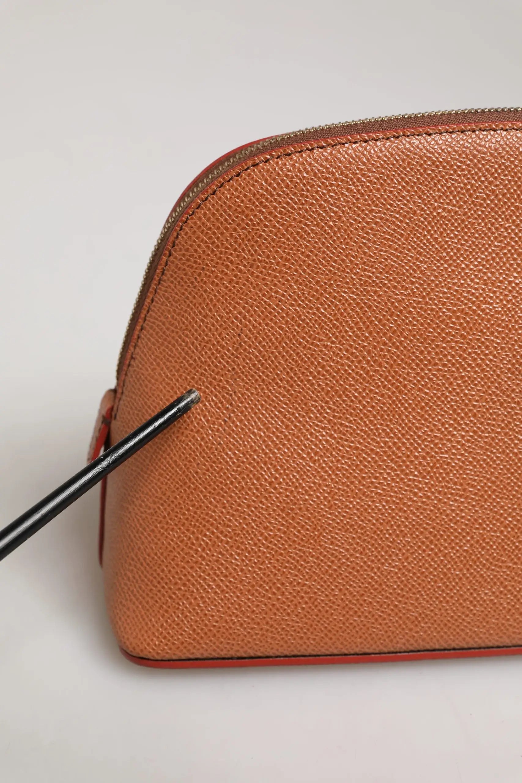 Pochette cosmétique en cuir beige orange tan avec fermeture éclair dorée dolce gabana dg logo zip around