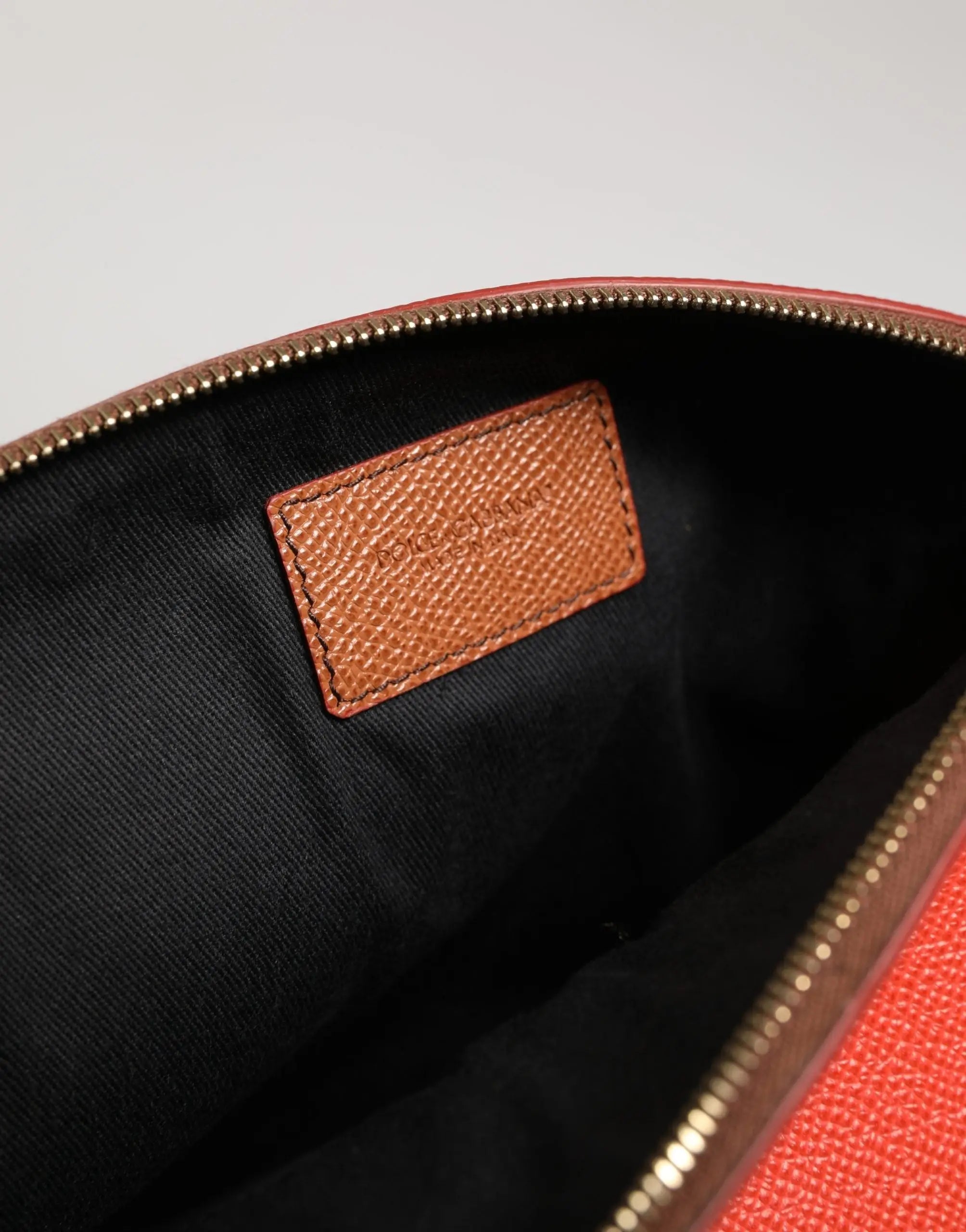 Patch en cuir beige avec logo dolce gabbana embossé sur la doublure intérieure noire de portefeuille ziparound