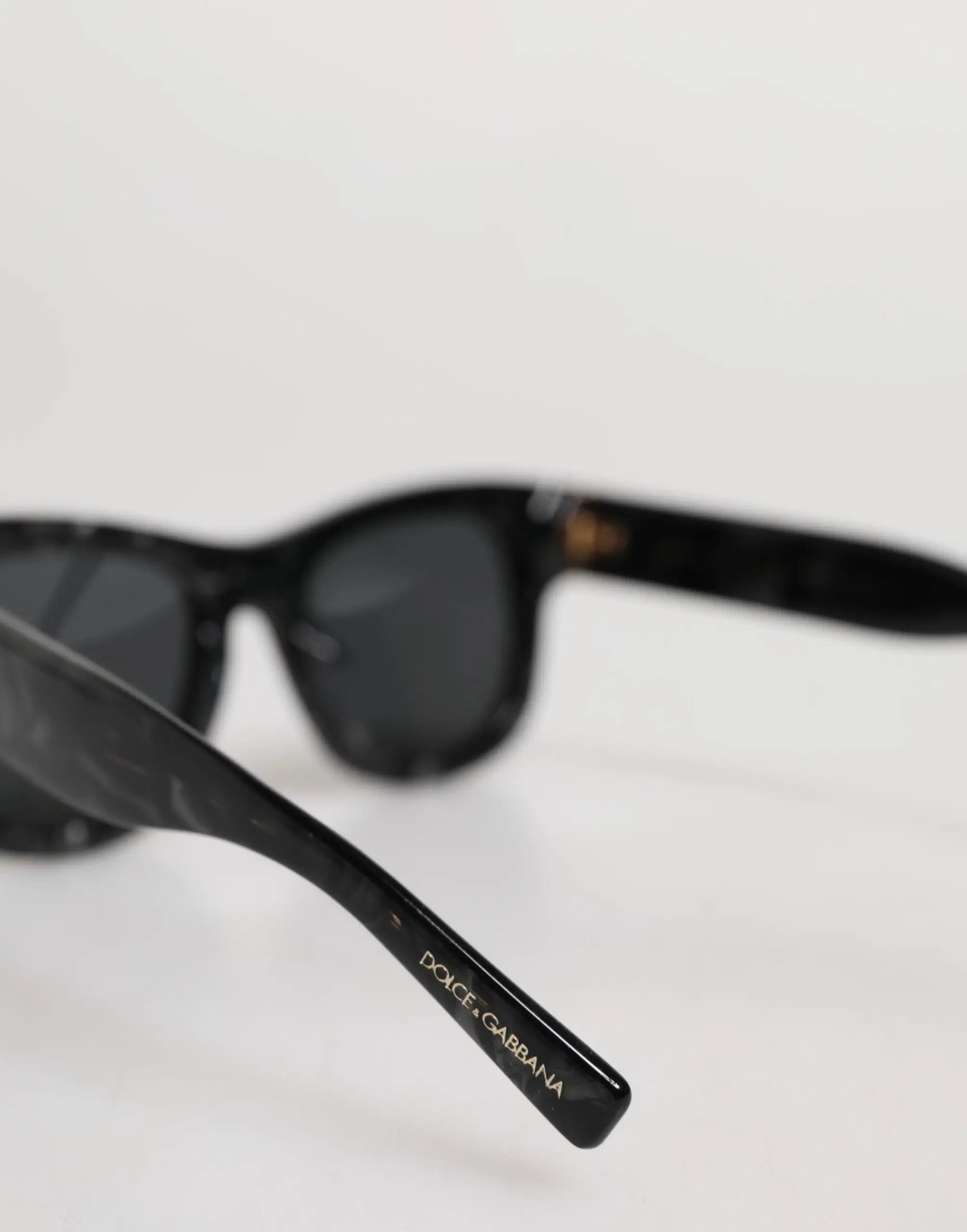 Lunettes de soleil dolce & gabbana dg4379 domenico avec monture en acétate écaille de tortue noir et verres gris foncé