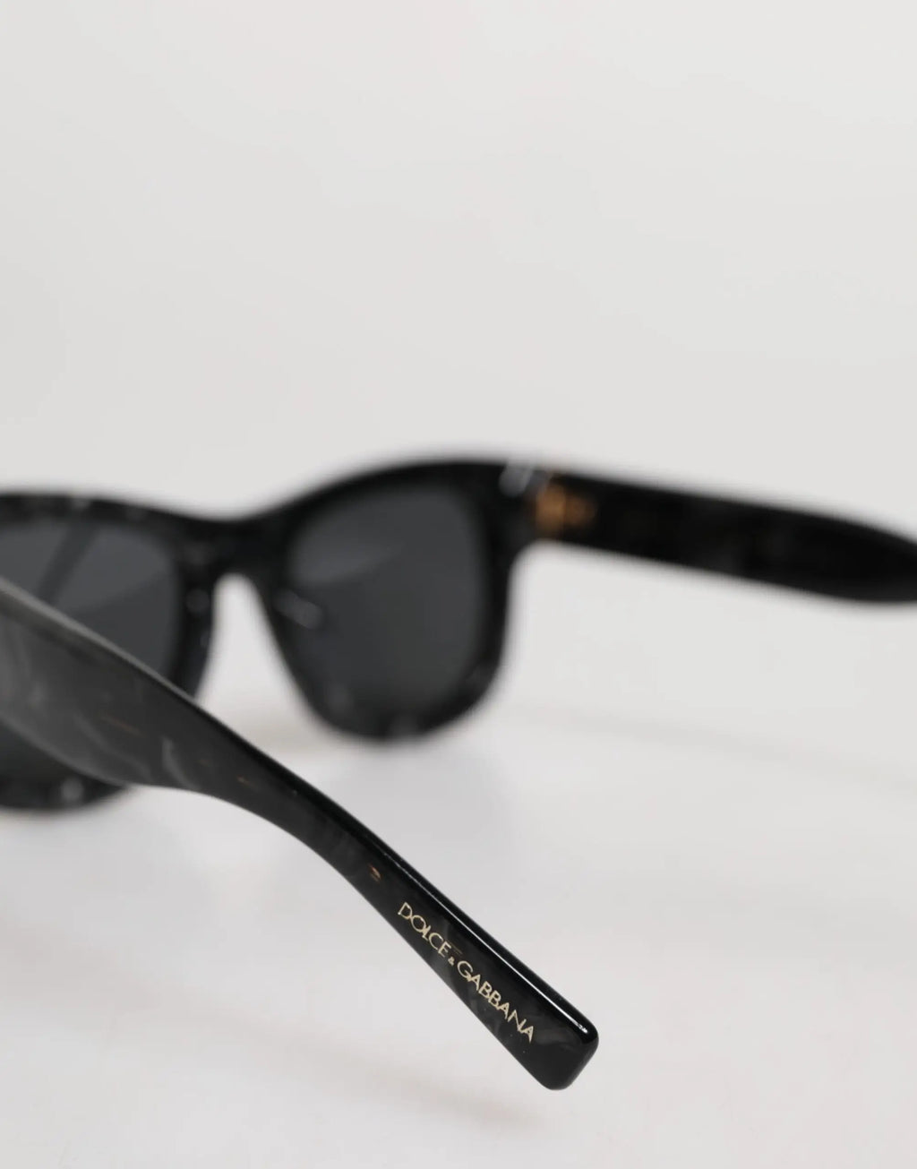 Lunettes de soleil dolce & gabbana en acétate écaille noire avec verres gris foncé et logo doré sur la branche