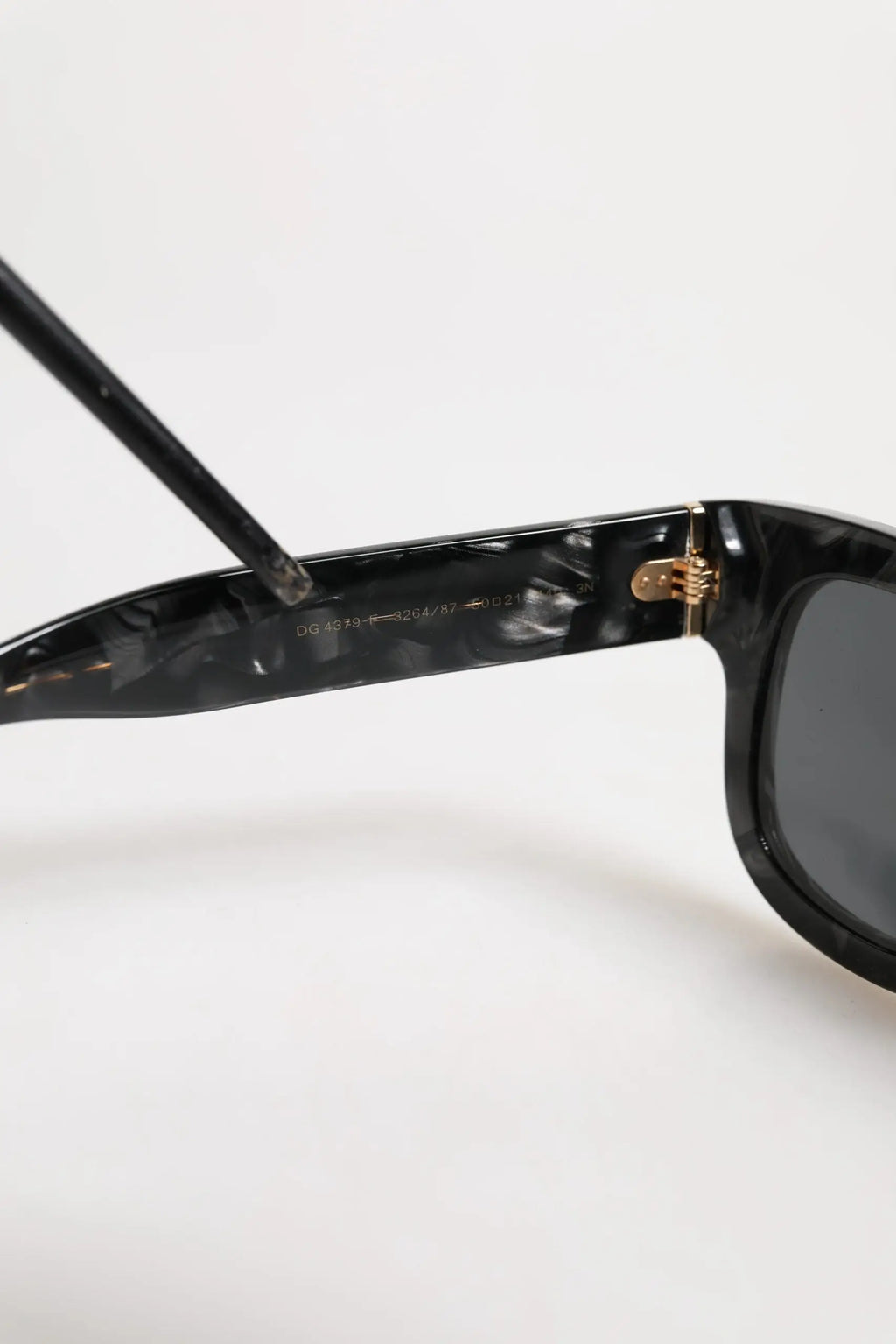 Lunettes de soleil dolce & gabbana domenico en acétate écaille noire avec charnières métal doré et verres gris foncé