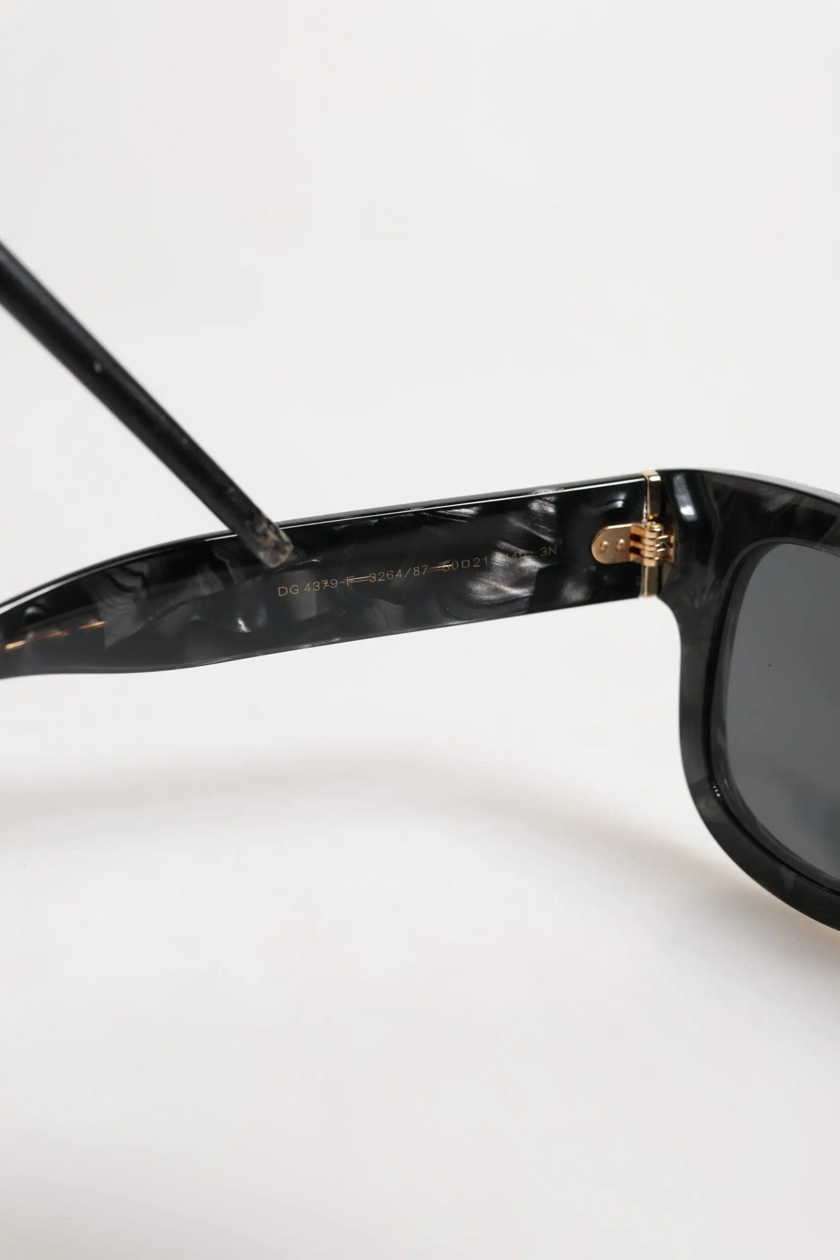Lunettes de soleil dolce & gabbana domenico en acétate écaille noire avec charnières métal doré et verres gris foncé