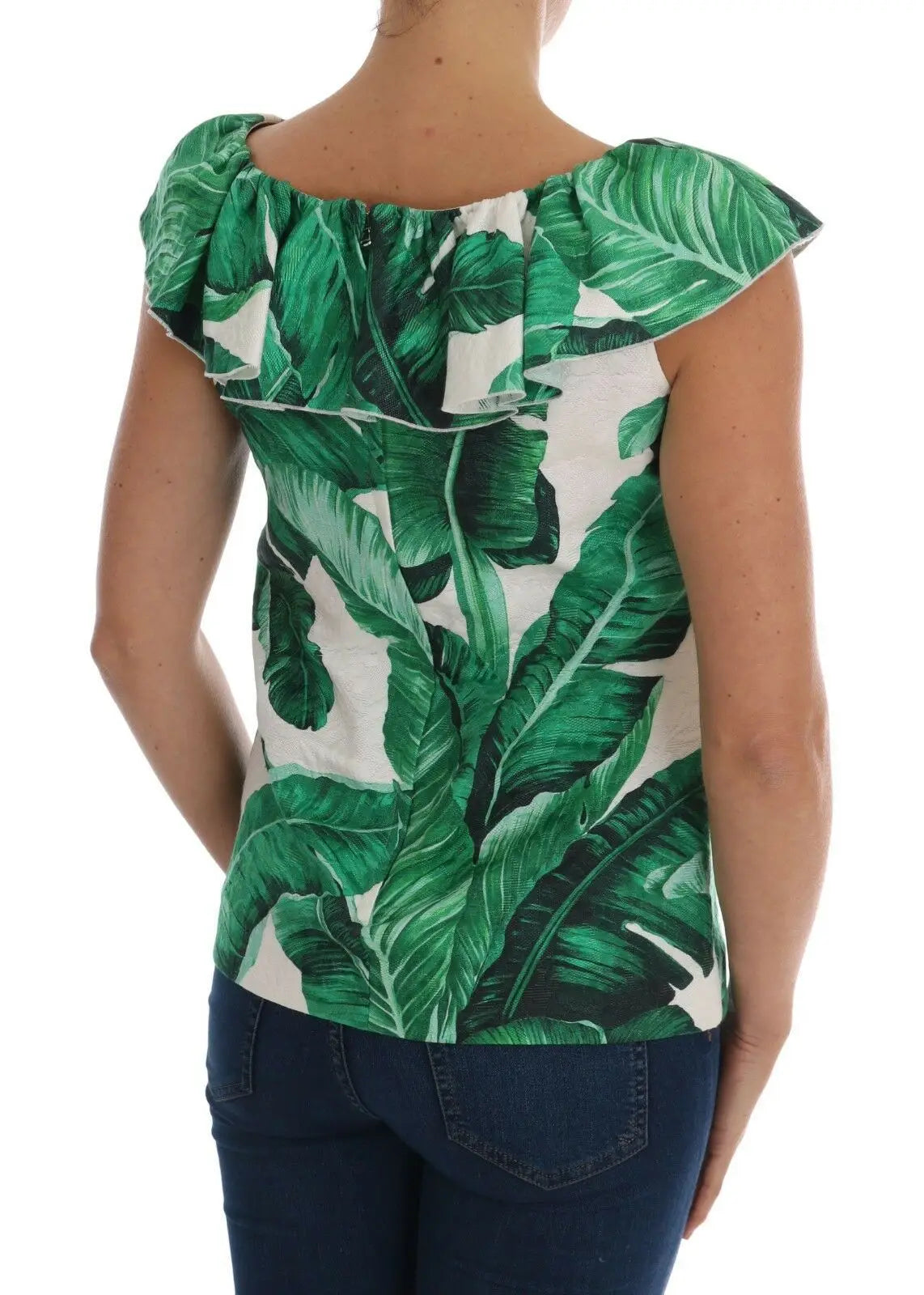 Femme portant un top hors épaule dolce & gabbana avec imprimé feuilles de bananier vertes vif et manches à volants