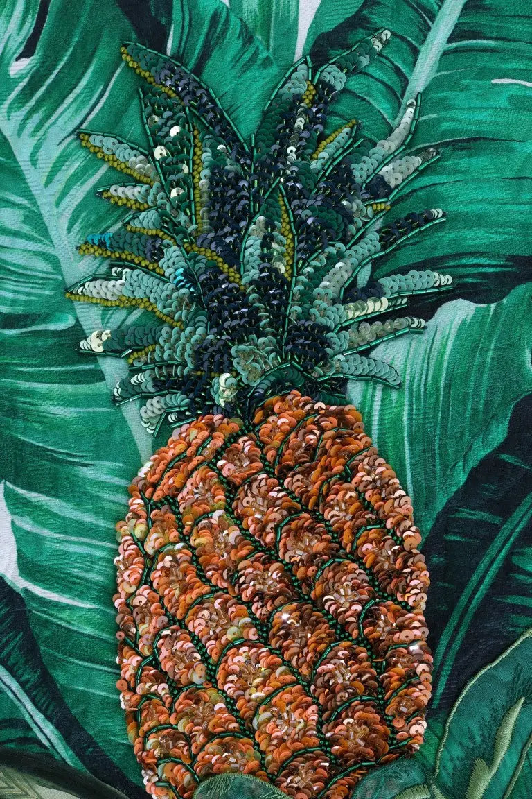Un pull dolce & gabbana à col rond orné d’un grand ananas pailleté orange marron avec une couronne verte luxuriante