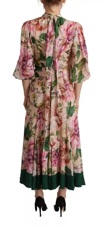 Robe midi dolce & gabbana à manches longues avec imprimé floral rose et feuillage vert sur fond beige, dos plissé, ourlet vert foncé