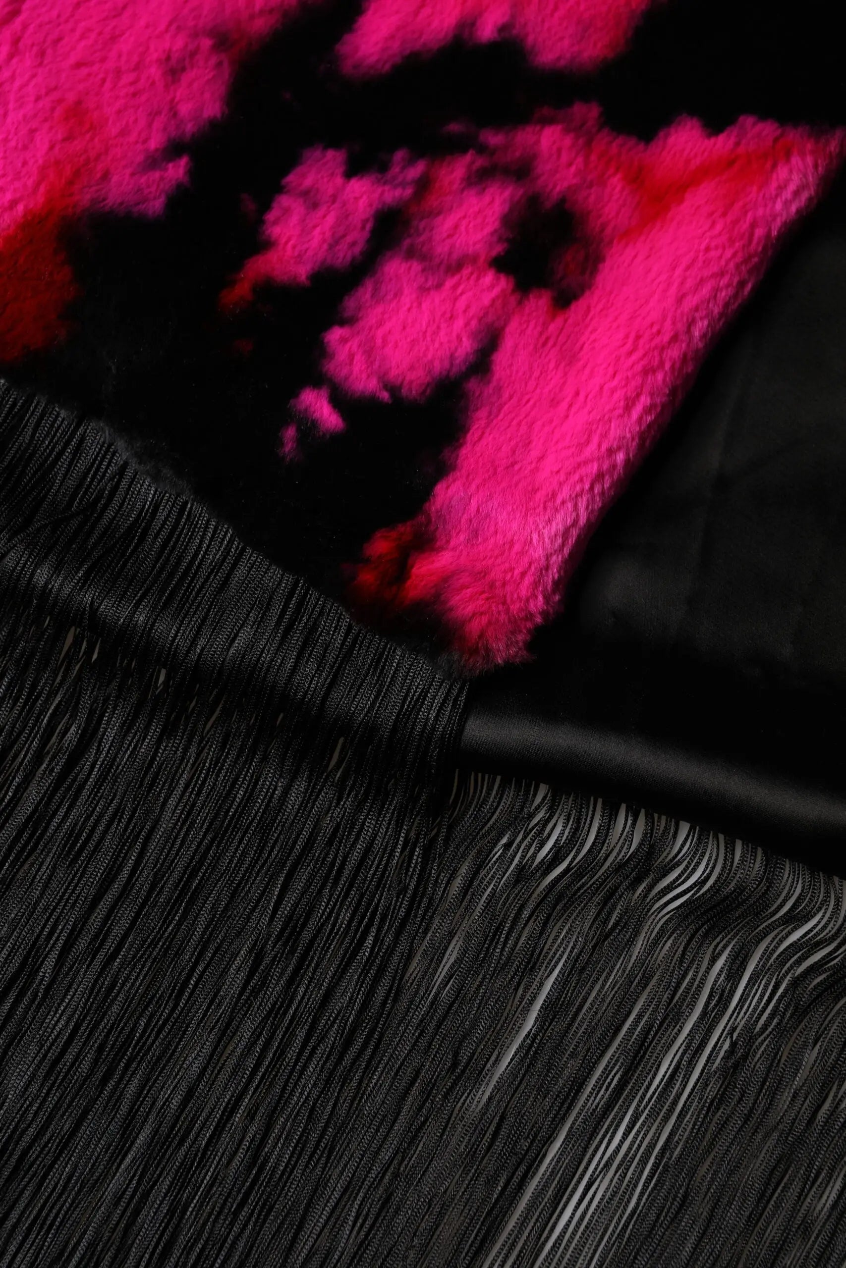 Dolce & gabbana écharpe en fausse fourrure rose et noire avec surface pelucheuse et franges 200cm x 59cm