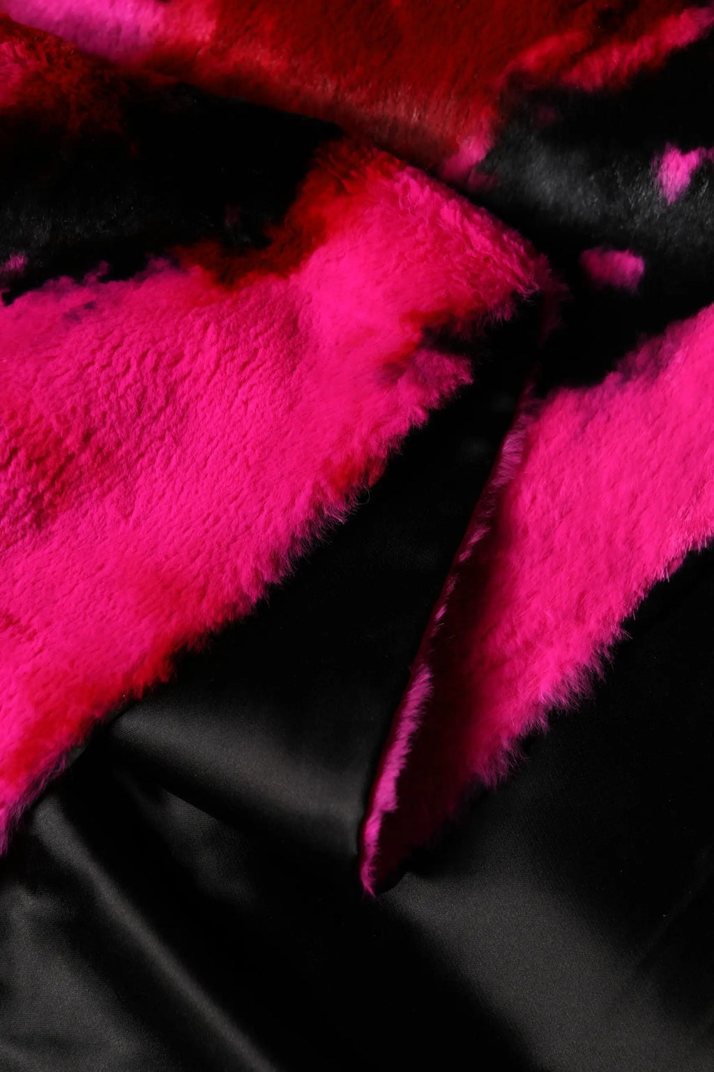 Dolce & gabbana écharpe fausse fourrure fuchsia avec doublure satin noir lisse et franges 200cm x 59cm