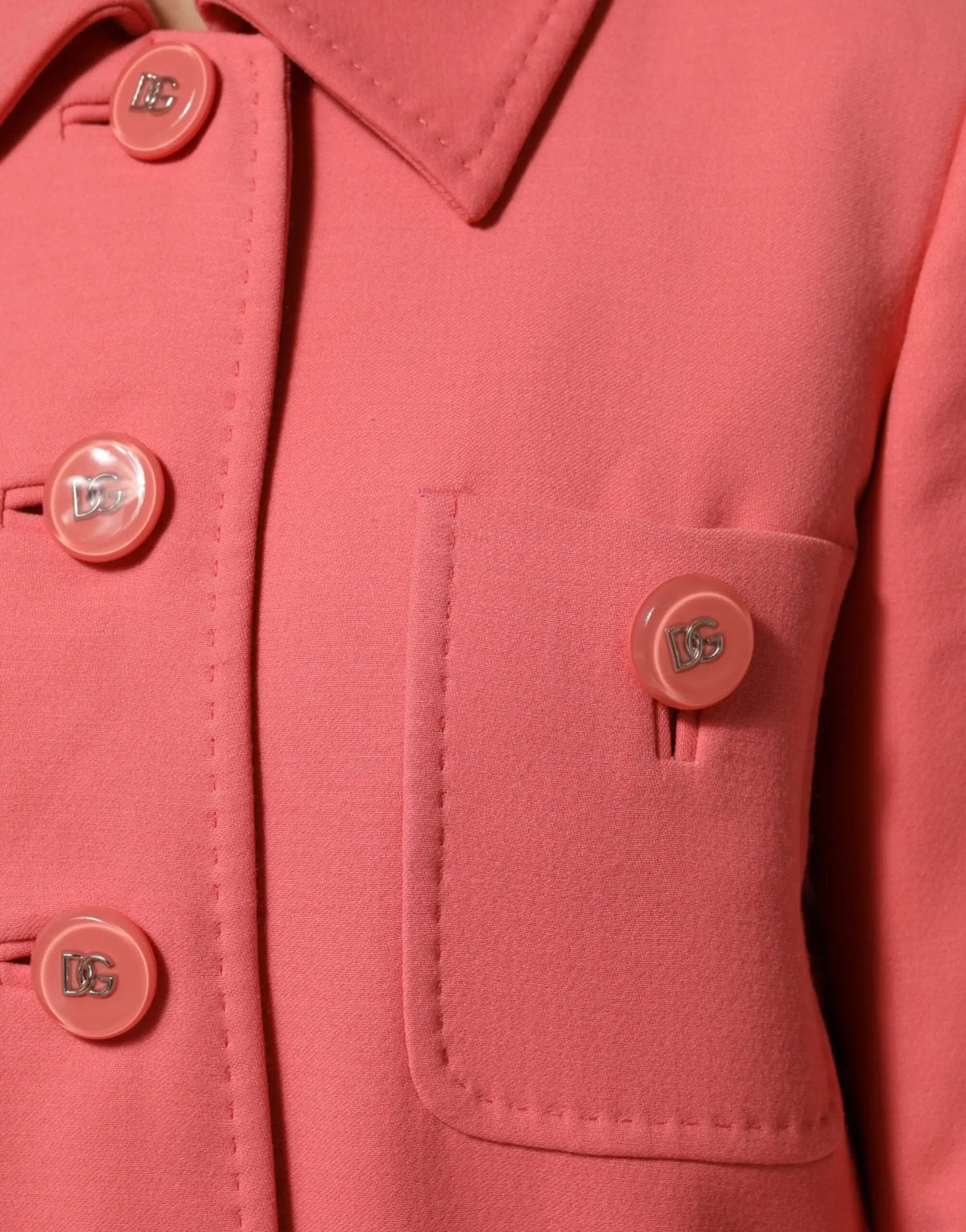 Dolce & gabbana trench coat trench rose avec boutons assortis et logo argenté dg