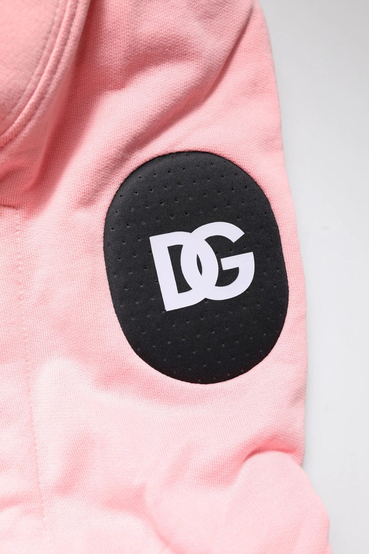 Dolce & gabbana sweat à capuche en coton rose pour homme avec patch noir circulaire et logo dg blanc