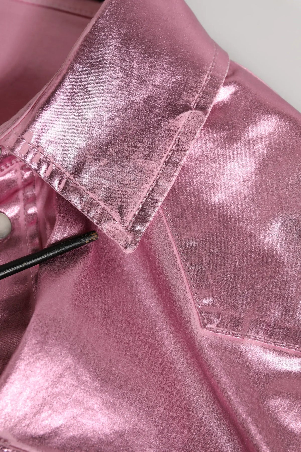 Veste courte dolce & gabbana rose métallisée en coton stretch avec col structuré et coutures visibles