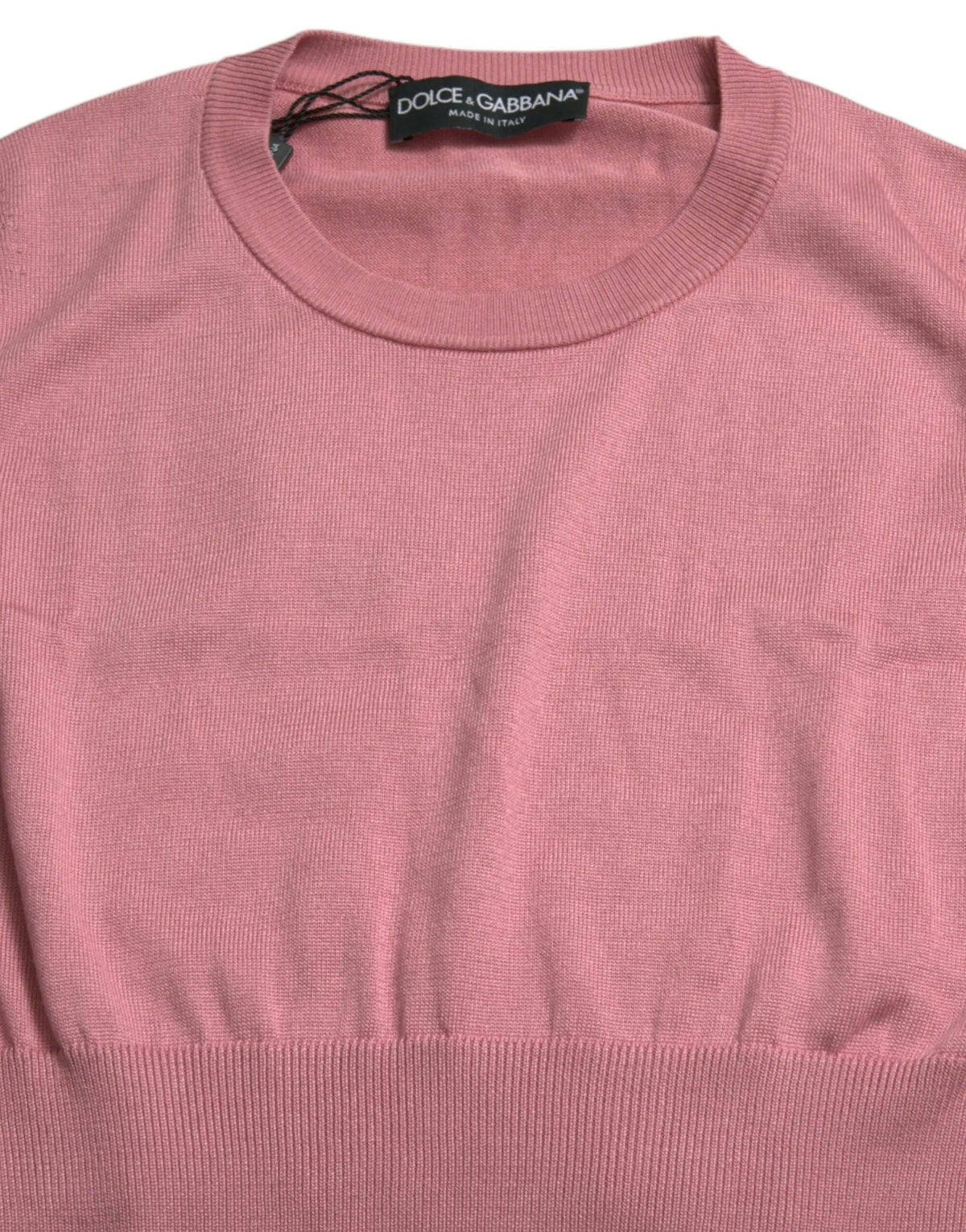 Un pull dolce & gabbana rose doux à col rond avec bordures côtelées et ourlet ajusté