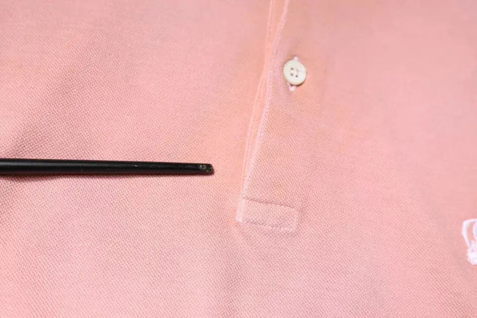 Bouton blanc à quatre trous sur polo rose à col avec couronne dolce & gabbana manches courtes