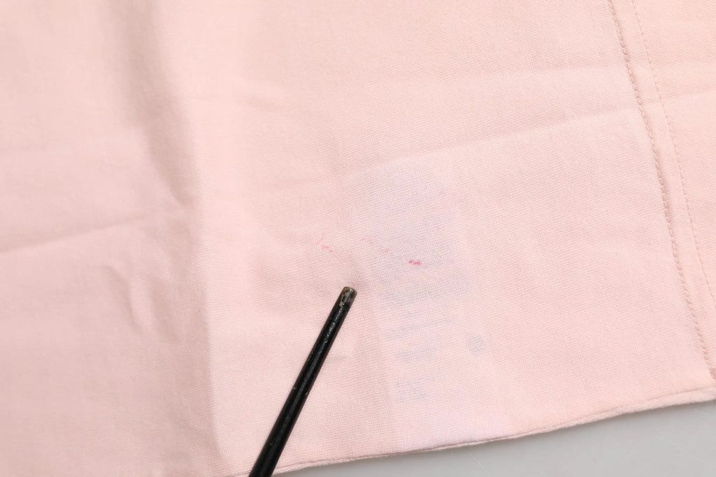 Tissu doux rose avec texture subtile et couture visible sur le t-shirt en coton dolce gabbana dg 84 sacred heart